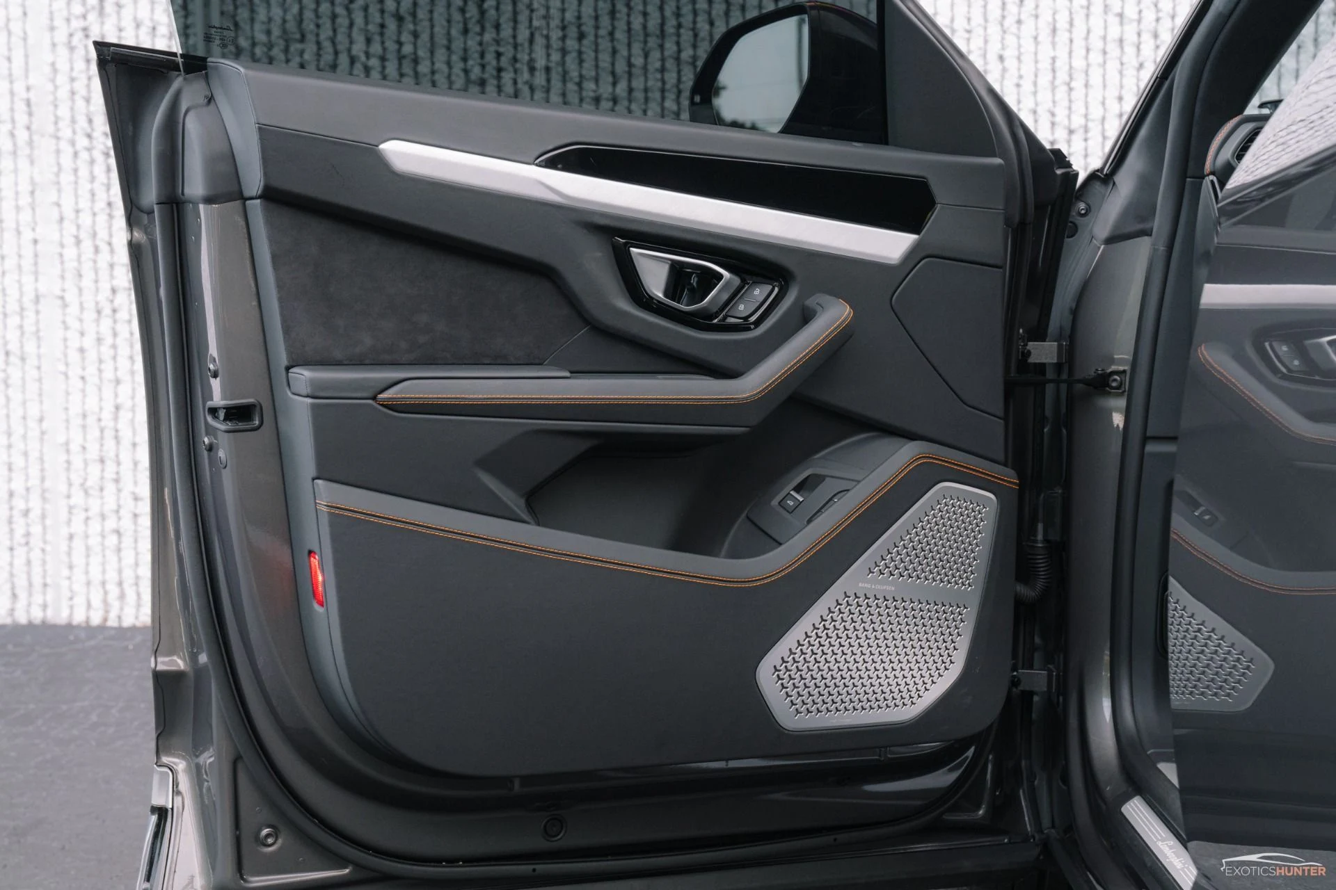 mph010_7826205_Used_2021_Lamborghini_Urus_w_Bang_Olufsen_Advanced_Sound_Parkassist_1758750772_5ace1c1383