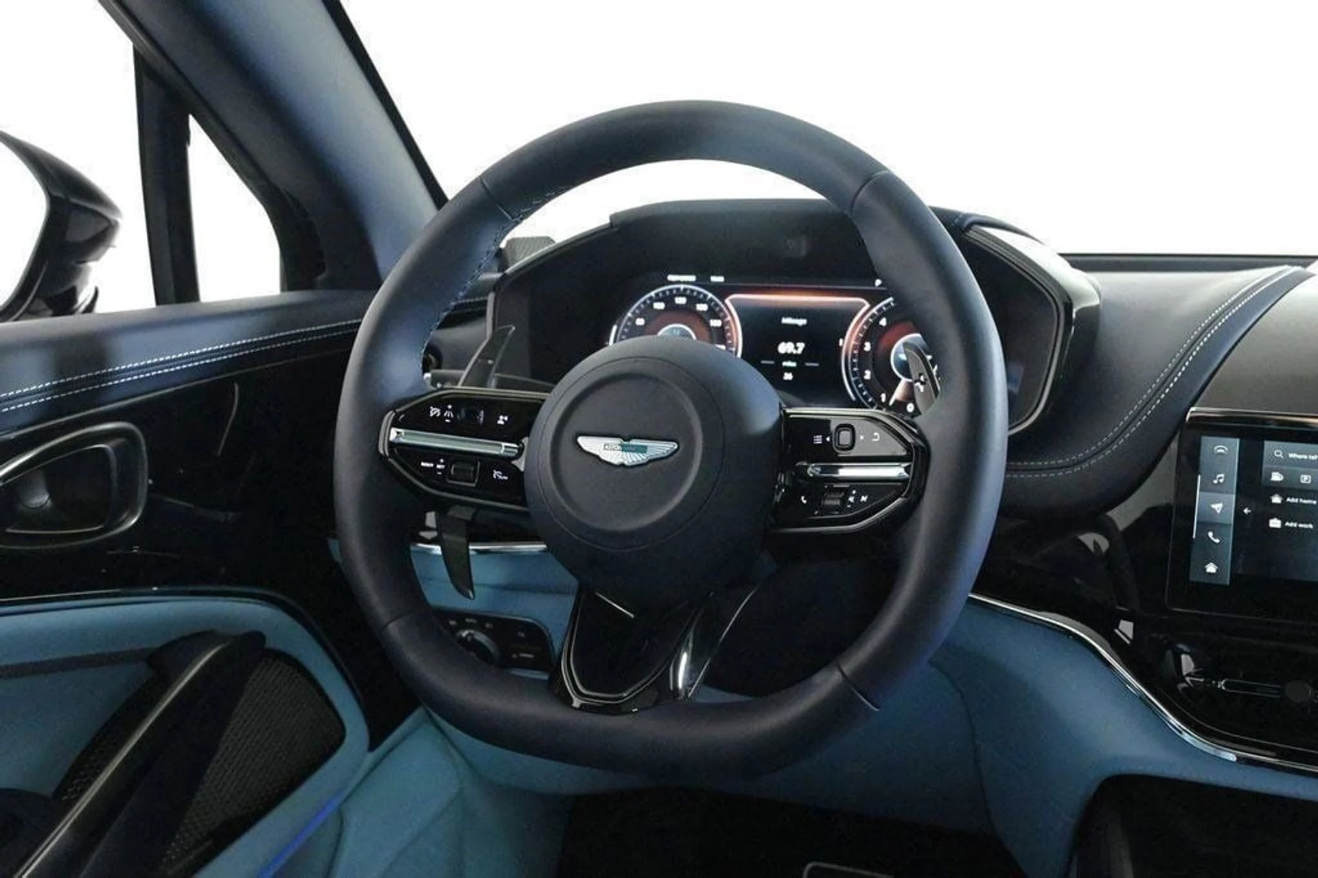 mph010_790873760_new_2025_aston_martin_dbx_707awd_11350_22854658_10_1024_ae18f5b886