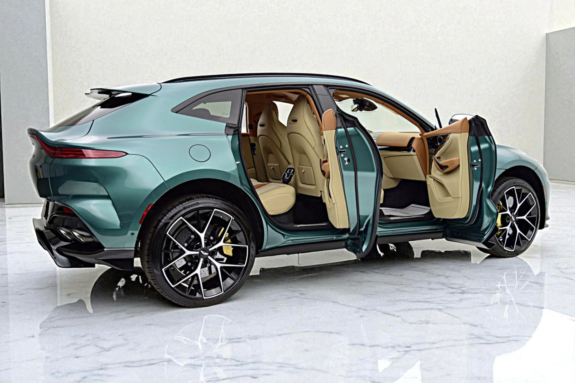 mph010_815915781_New_2025_Aston_Martin_DBX_707_7364c63666