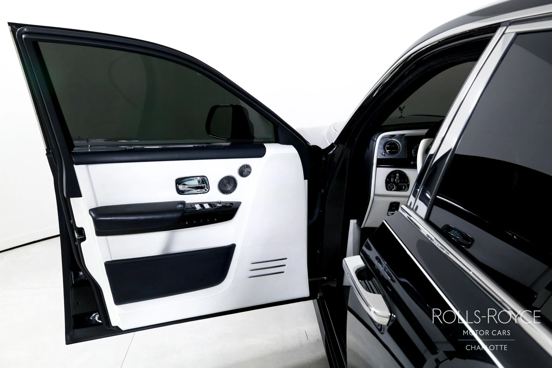 mph010_870555352_Used_2018_Rolls_Royce_Phantom_1776373846_22309fe4a3