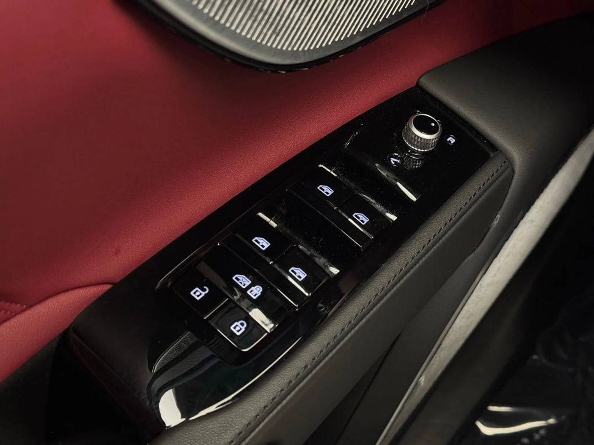 mph010_871599766_z_Yth_UOH_Rk_Tzs_Jvc_IQ_Kolt_Jb9_BU_bf62702fce