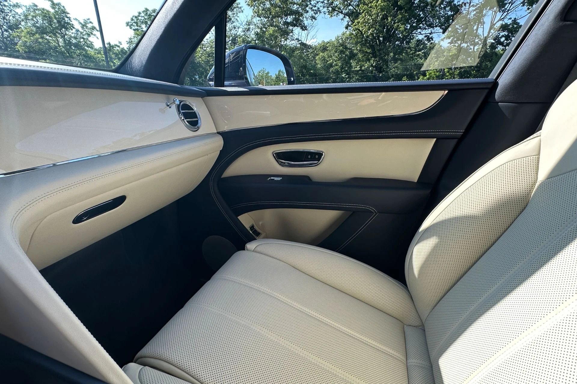 mph010_875435168_New_2026_Bentley_Bentayga_V8_1783695010_3cb086e954