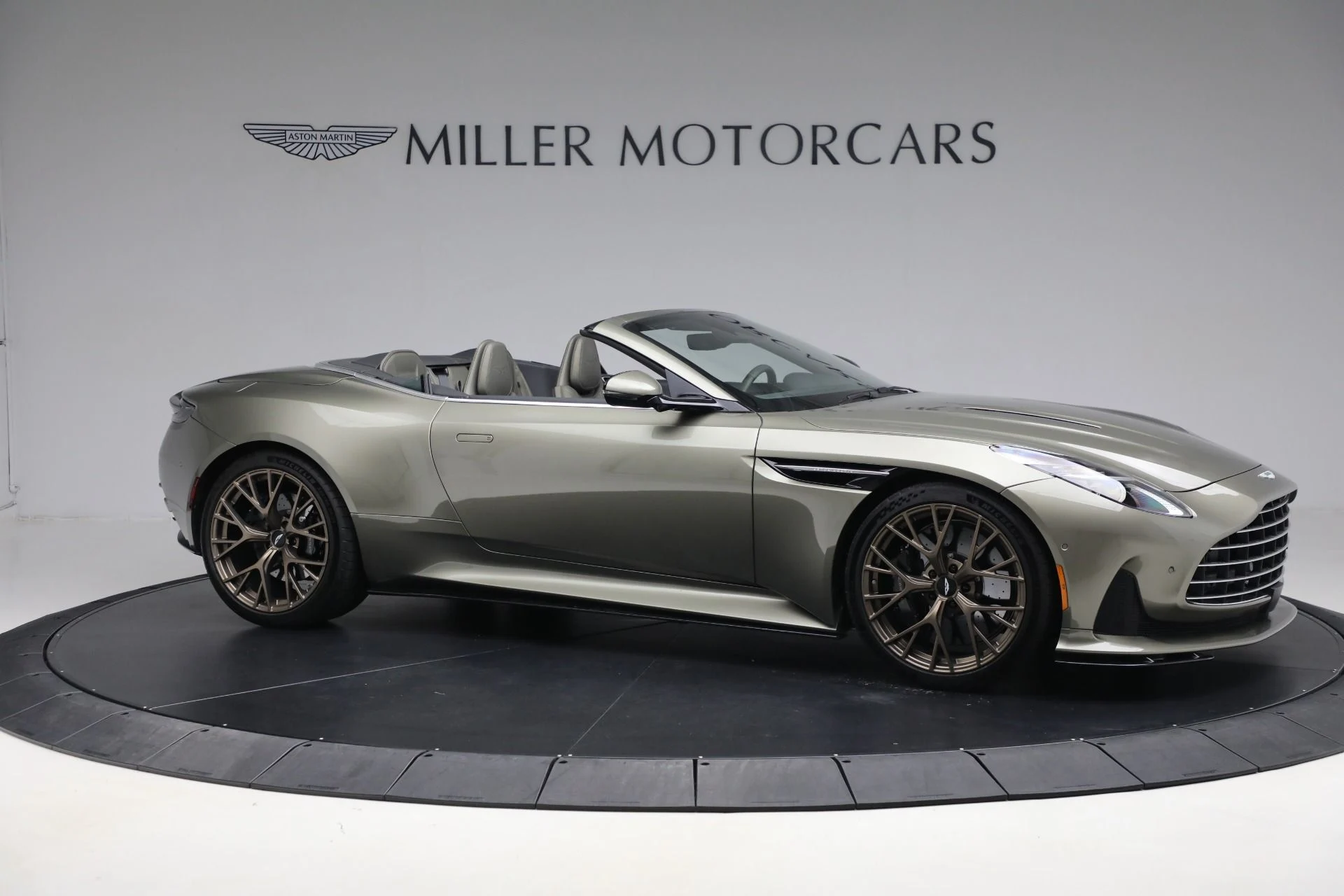 mph010_896061604_New_2024_Aston_Martin_DB_12_Volante_a62b891bb6