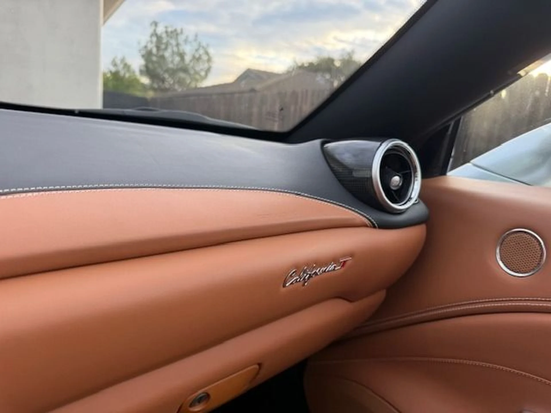 mph010_95418143_Used_2016_Ferrari_California_T_1764024810_20e3dc1e99