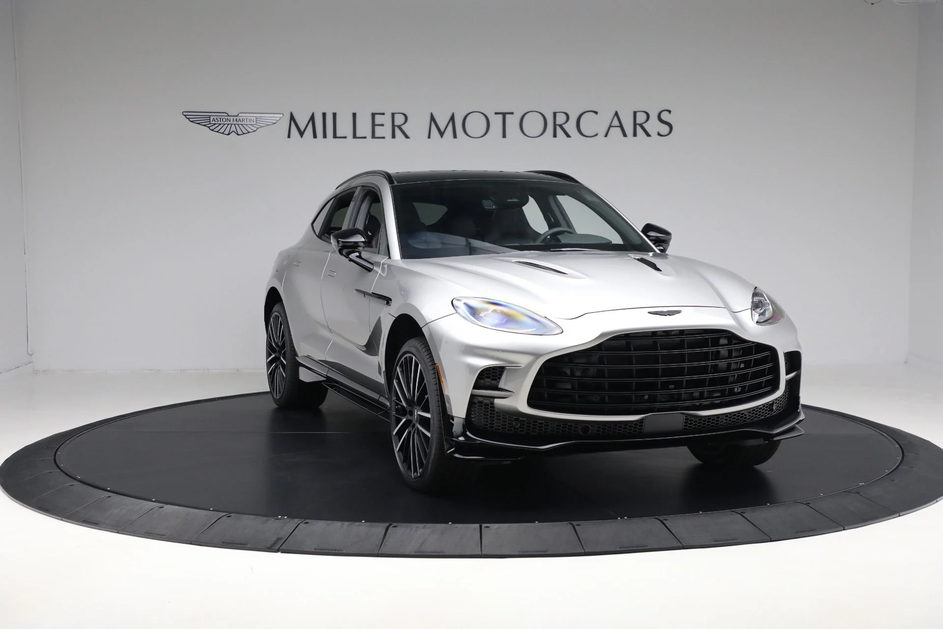 mph010_96356747_New_2025_Aston_Martin_DBX_707_d04d3c994a