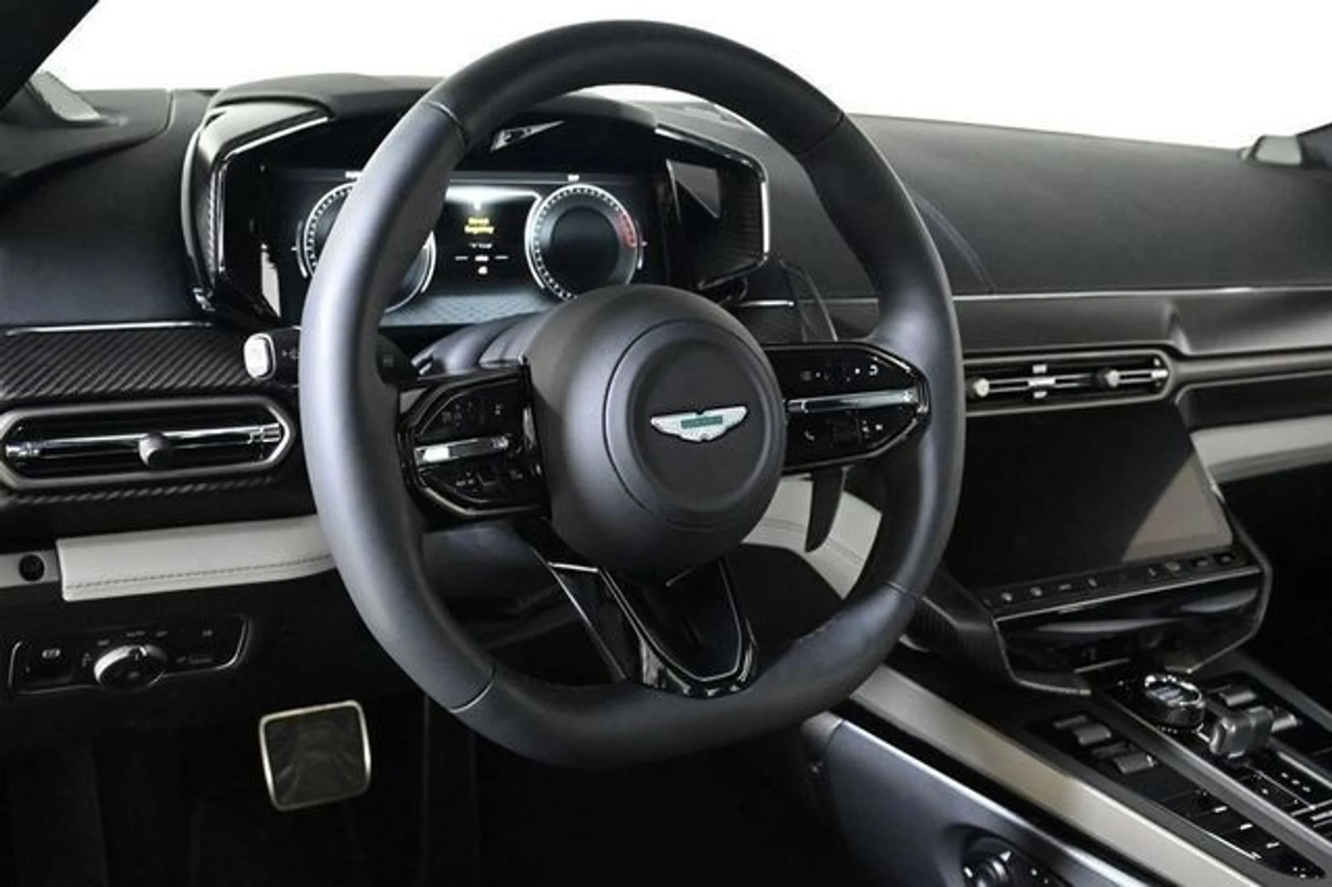 mph010_966411476_new_2025_aston_martin_vanquish_coupe_11350_22854857_10_640_b27f83c855