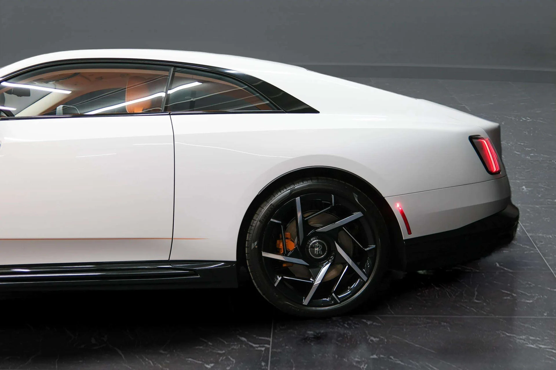 mph010_978575809_27cc5098_c2d6_43e7_b6c9_369869c4e129_202620_Rolls_Royce20_Black20_Badge20_Spectre20282600829_9_c1aa3cceed