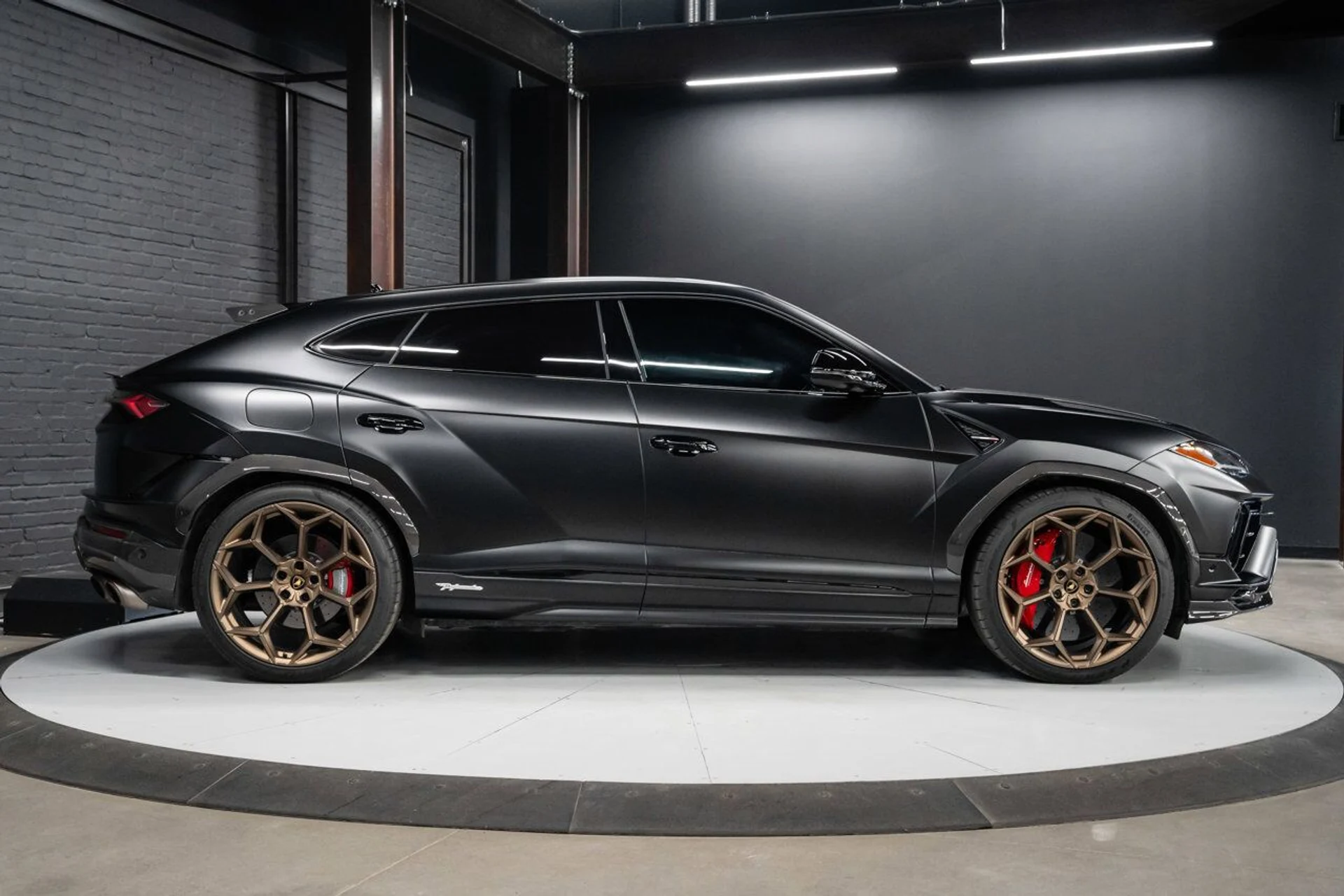 mph011_1000464336_lamborghini_urus_2023_e212958611