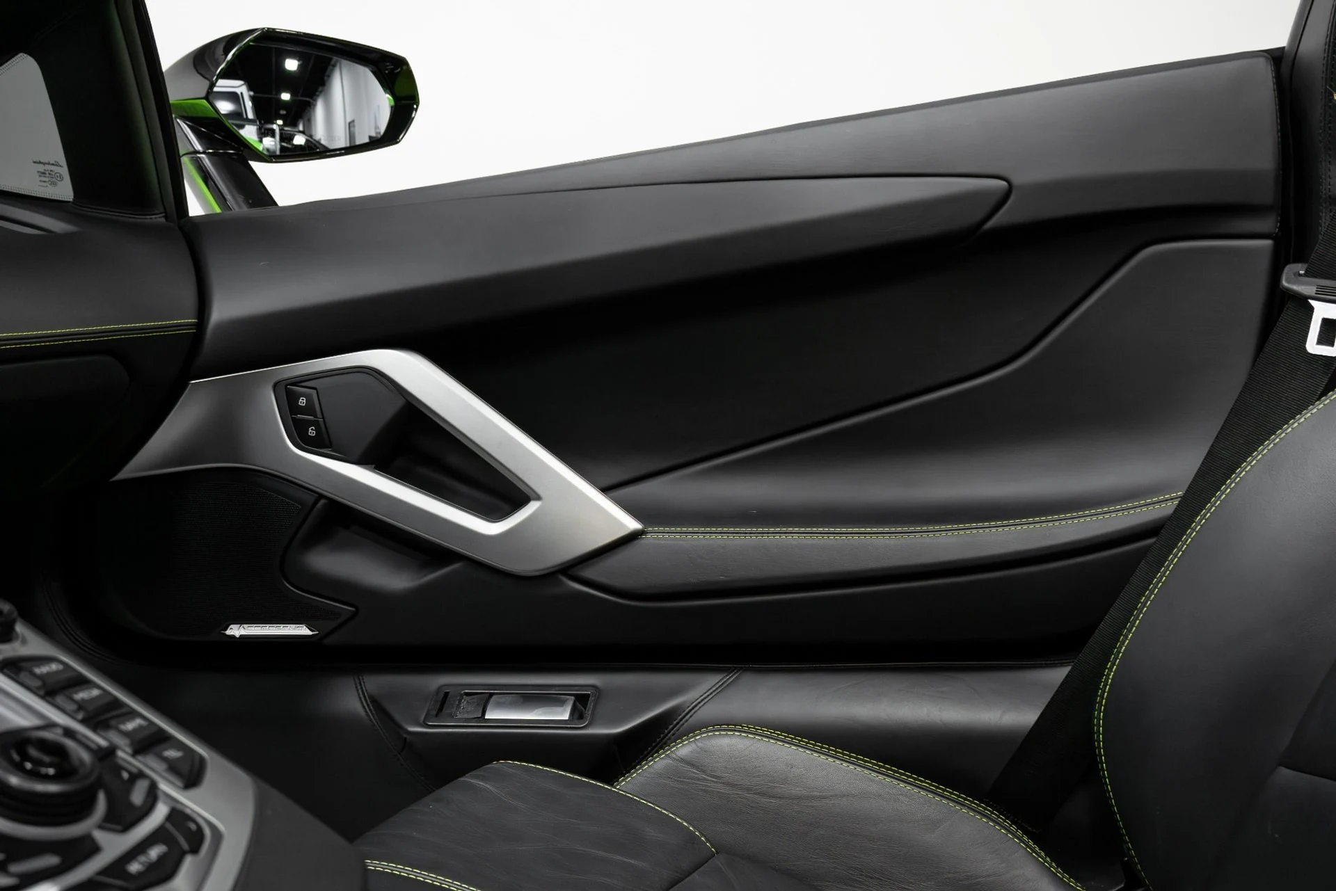 mph011_1016555588_Used_2015_Lamborghini_Aventador_1764723845_cdfed6c5e3