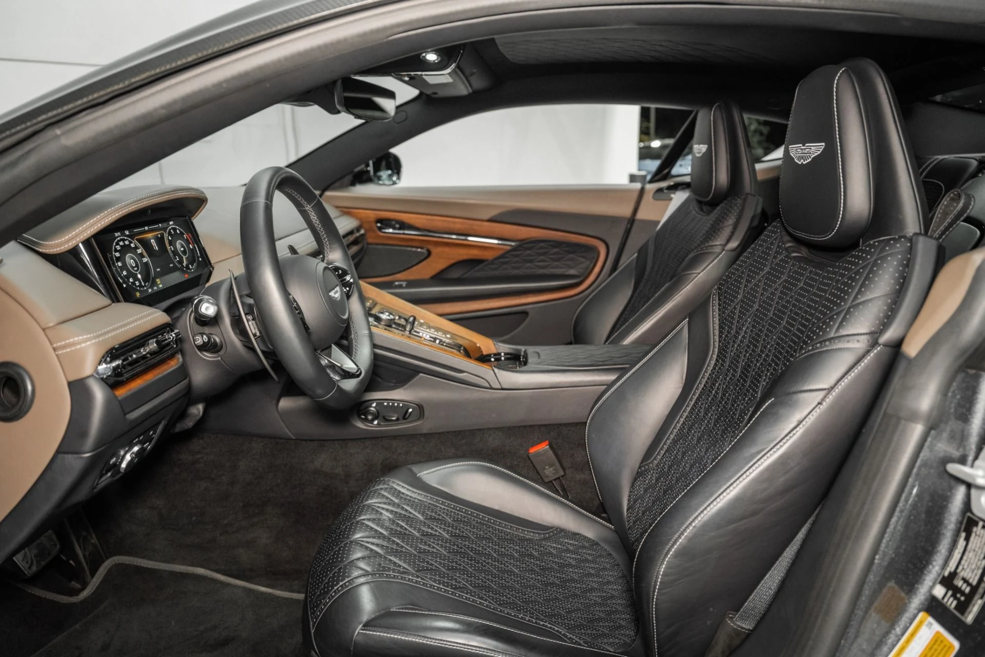 mph011_1018290492_New_2024_Aston_Martin_DB_12_V8_1761150102_23a3e6a89d