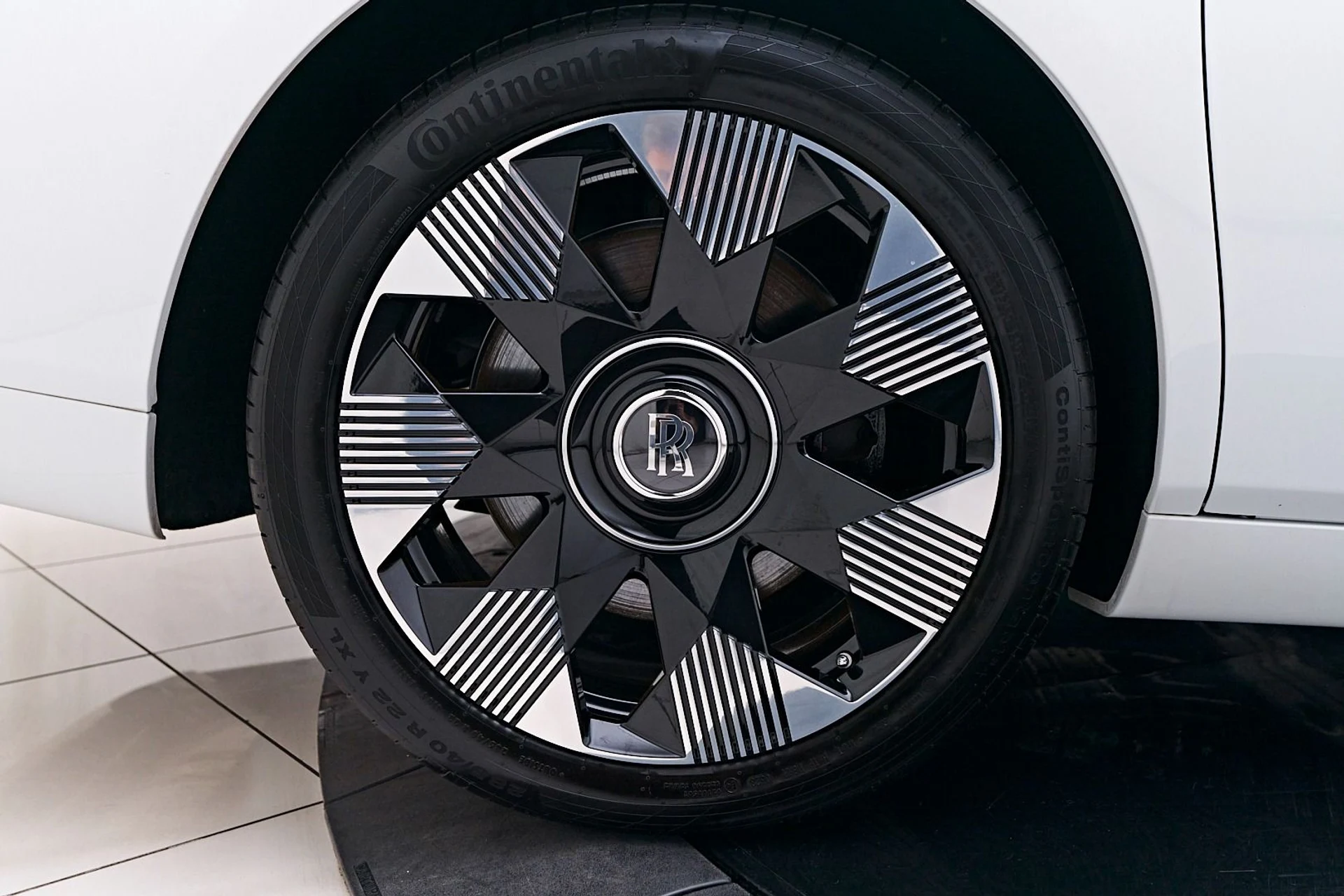 mph011_1019631080_Used_2023_Rolls_Royce_Phantom_Base_1760229054_2b40e66bec