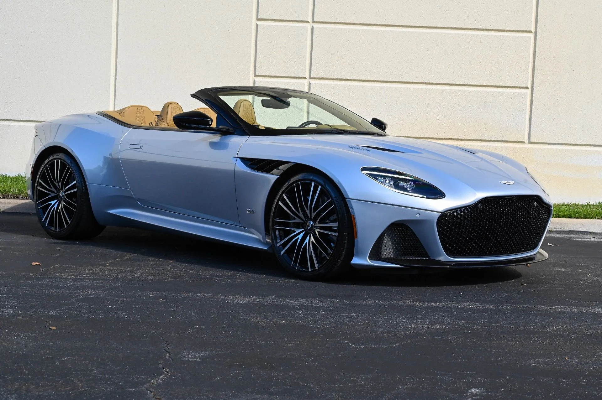 mph011_1033771099_Used_2020_Aston_Martin_DBS_Superleggera_1708981902_d71f78d342