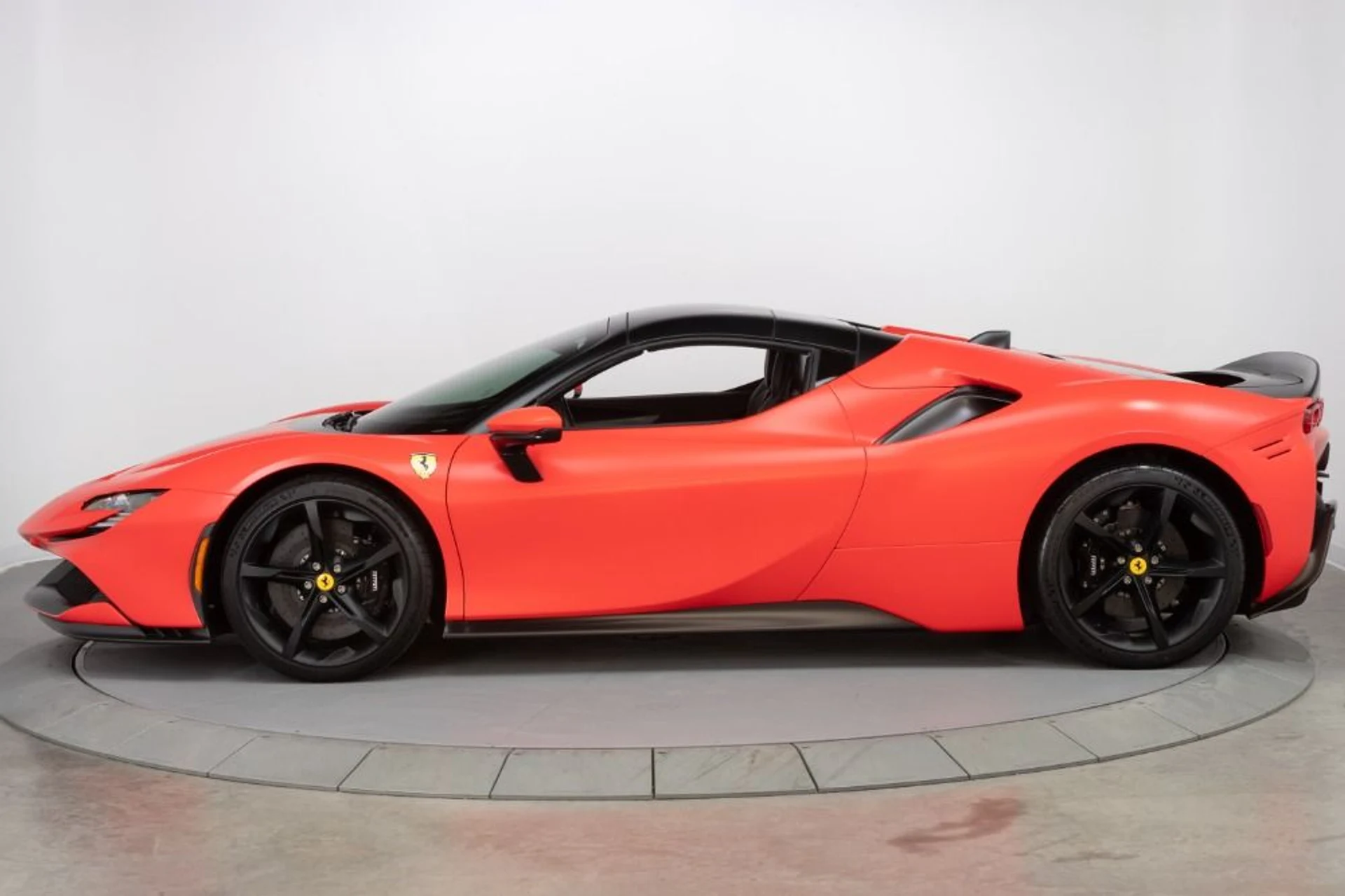 mph011_1045223527_Used_2022_Ferrari_SF_90_Spider_ff7572b22b