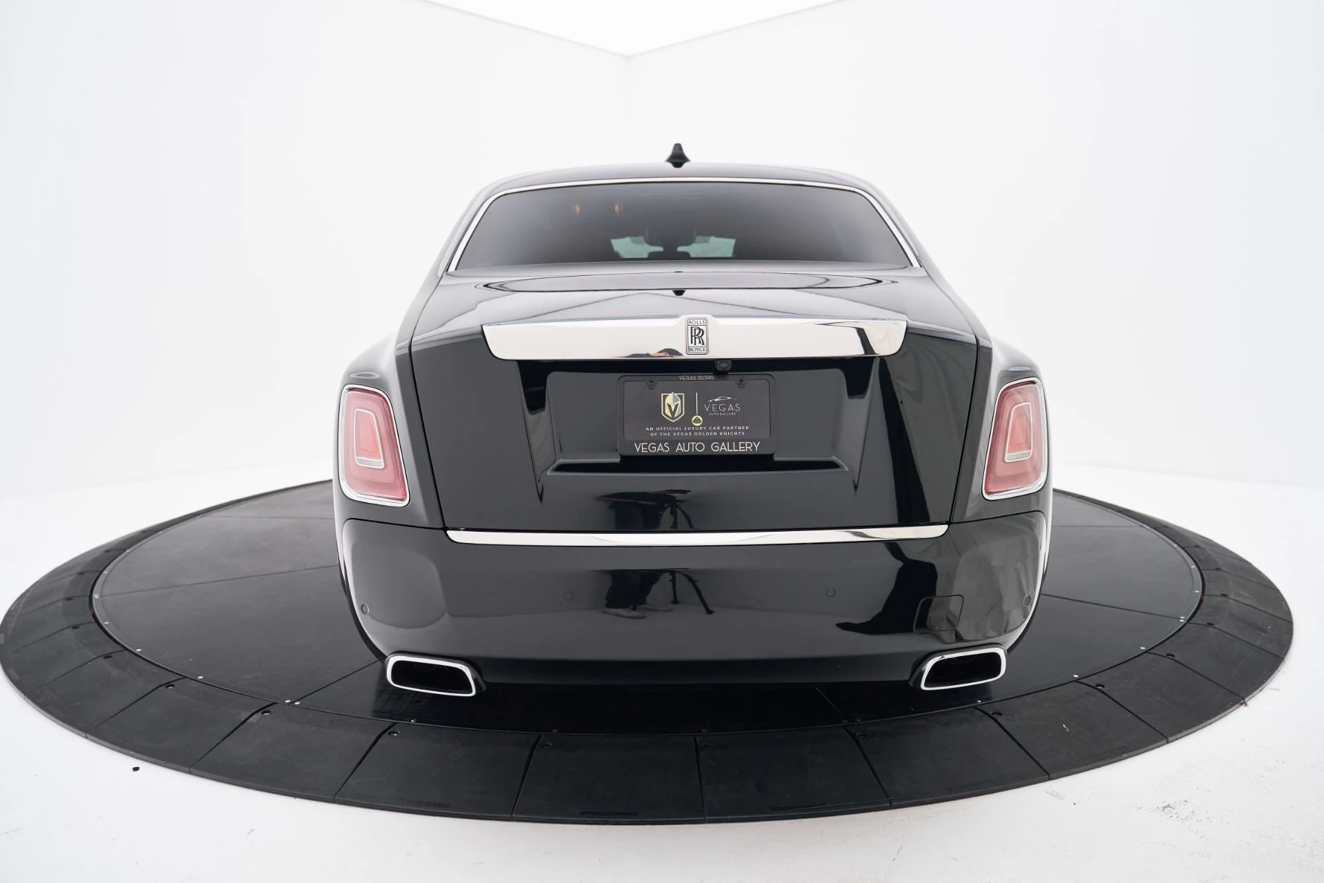 mph011_1058729631_Used_2026_Rolls_Royce_Phantom_Base_1792609407_e2f04fb624