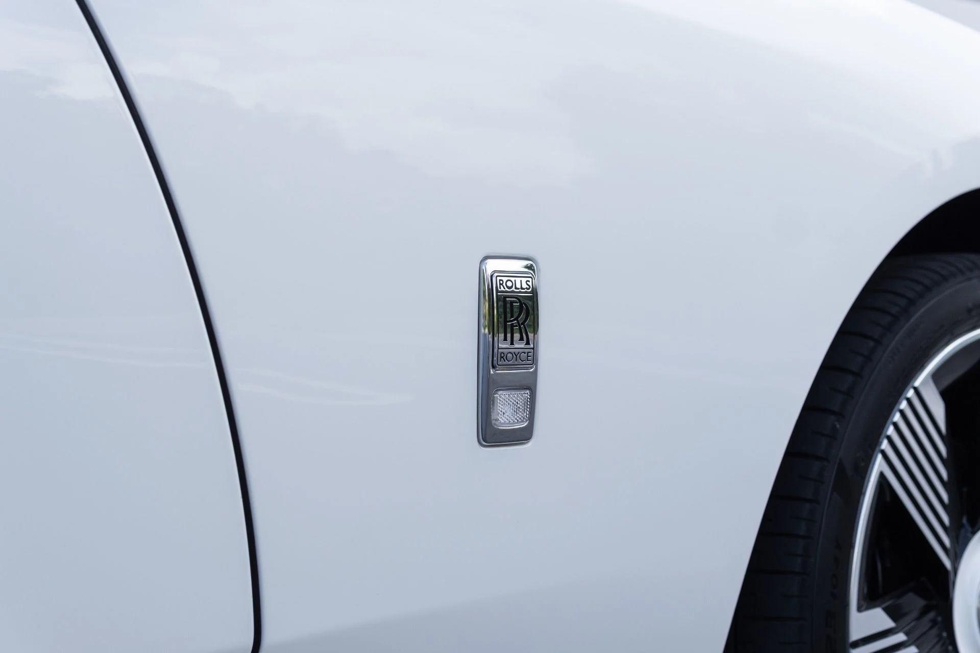 mph011_106528242_Used_2024_Rolls_Royce_Spectre_1775023108_4432ba2484