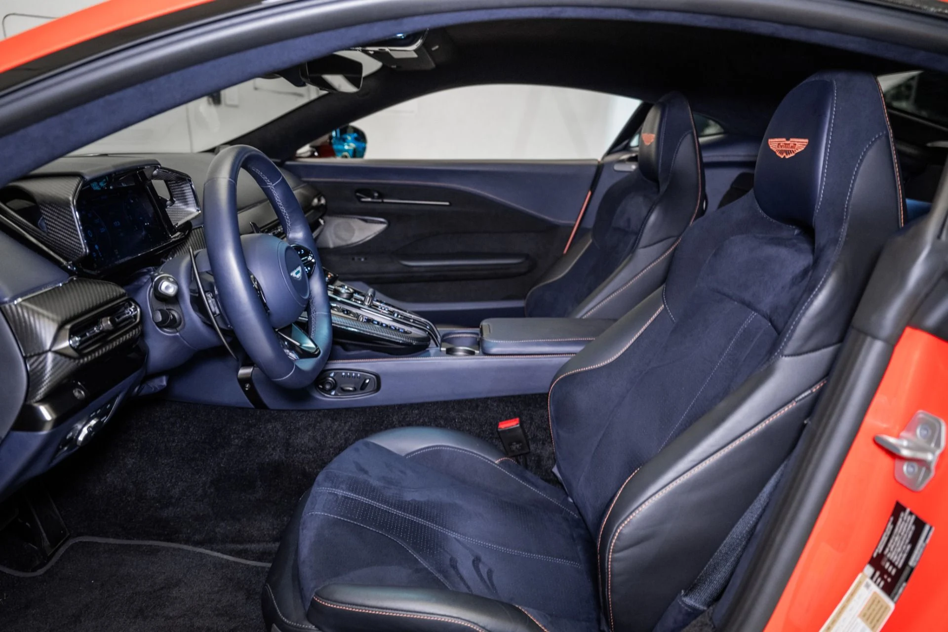 mph011_1069314926_Used_2025_Aston_Martin_Vantage_1754335114_7da31eff05