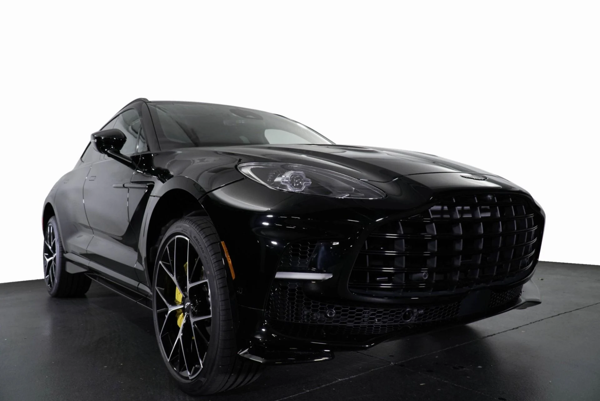 mph011_1076003610_New_2026_Aston_Martin_DBX_707_1765560873_dda8a0ad6b