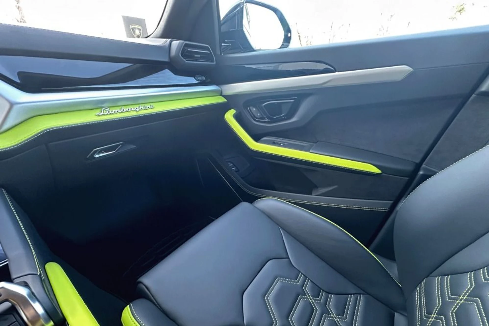 mph011_1084126935_Used_2025_Lamborghini_Urus_SE_1770899583_8b66ffd25c