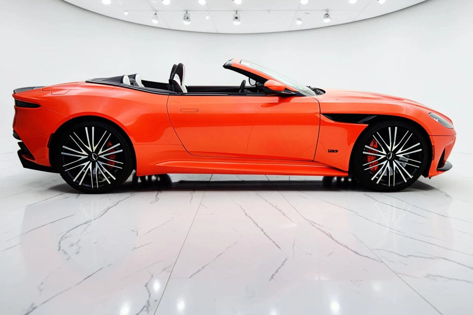 mph011_1086991400_Used_2023_Aston_Martin_DBS_Volante_2e619f0aec