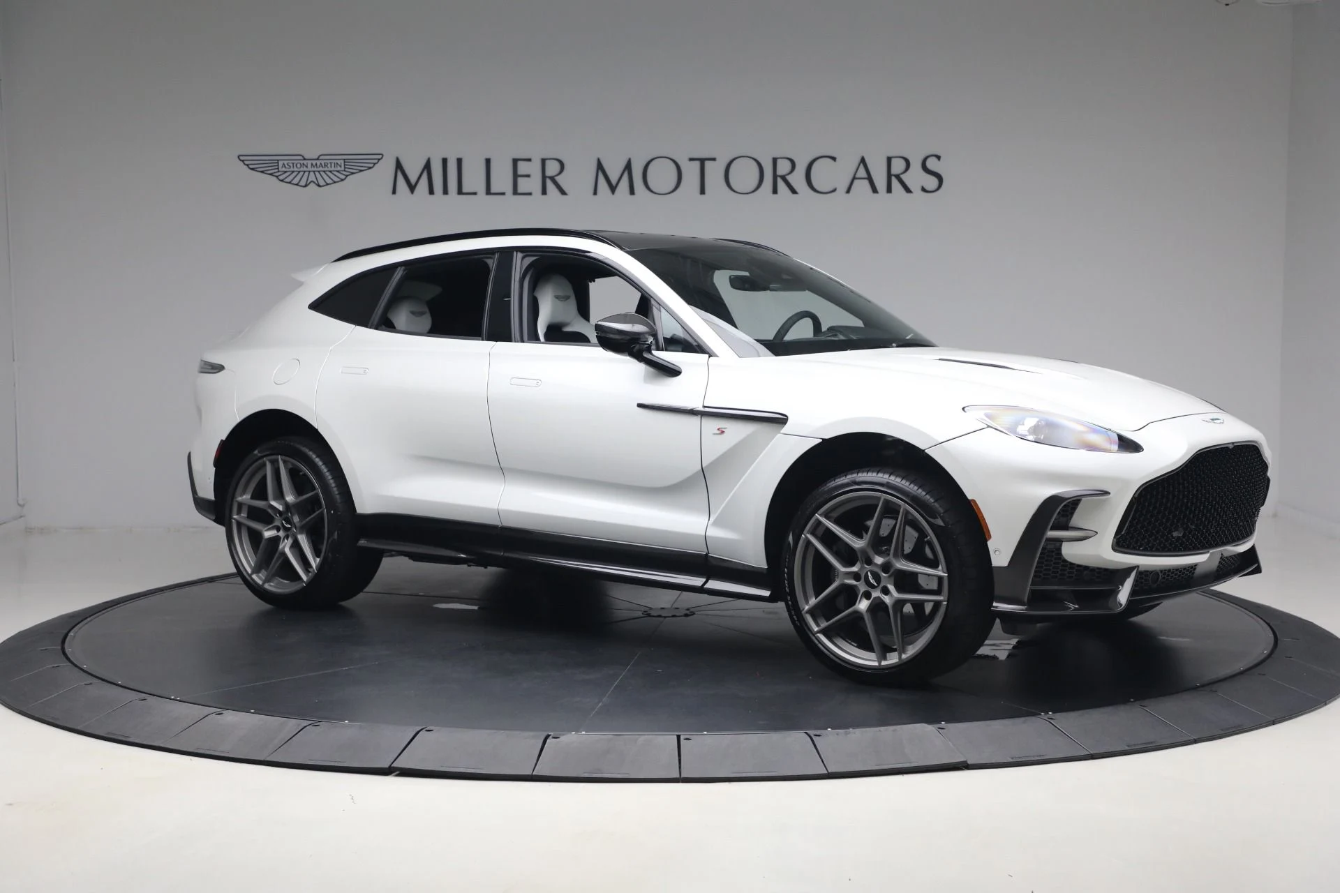 mph011_1090559879_New_2026_Aston_Martin_DBX_S_1779888036_9a4f4e1b3a
