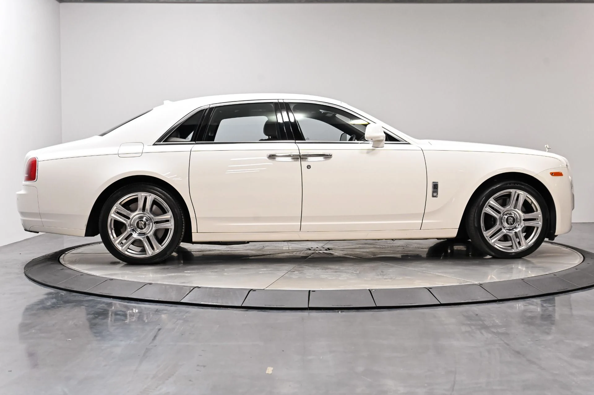 mph011_1113896820_Used_2017_Rolls_Royce_Ghost_Base_1793114215_880bcaed10