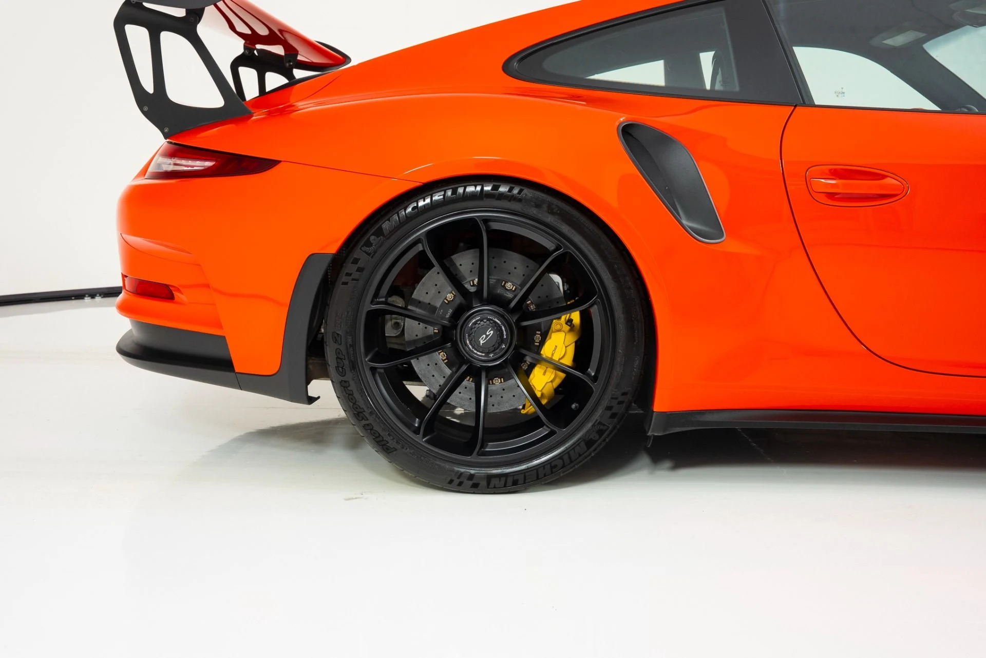mph011_1126593700_Used_2016_Porsche_911_GT_3_RS_1754423335_b649f4970c