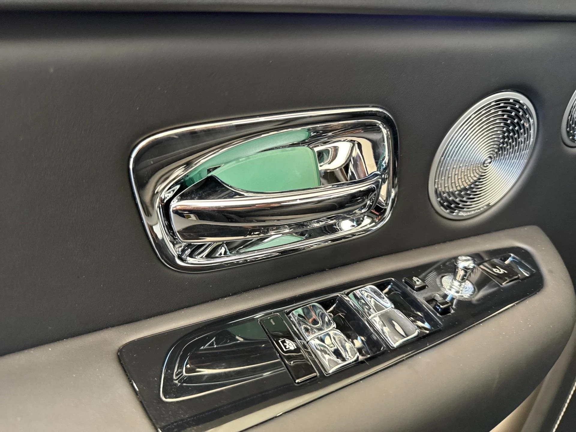 mph011_1127002113_New_2025_Rolls_Royce_Cullinan_Base_1756909305_cabd147773
