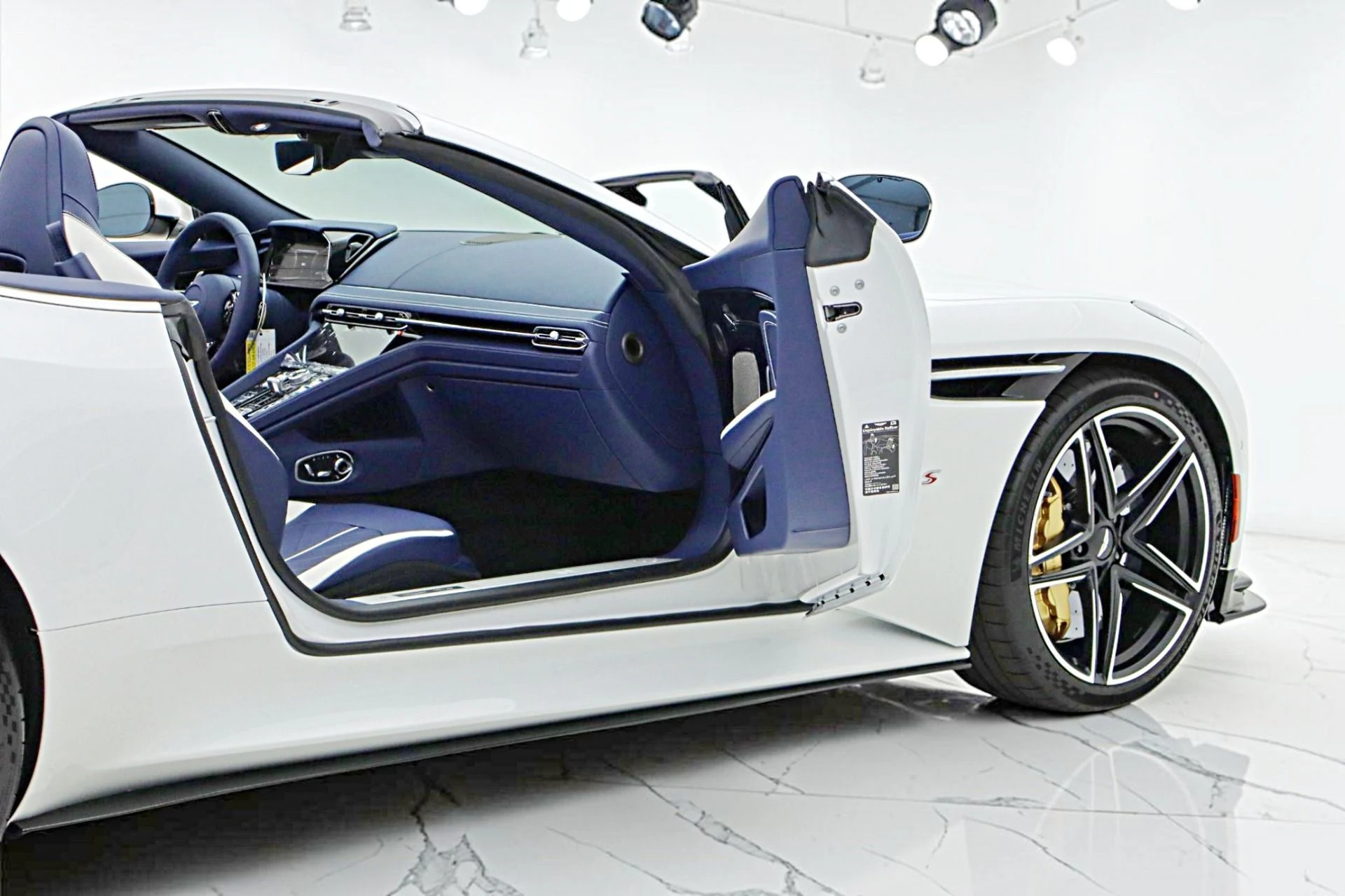 mph011_1130227430_New_2026_Aston_Martin_DB_12_S_Volante_213993b7a2