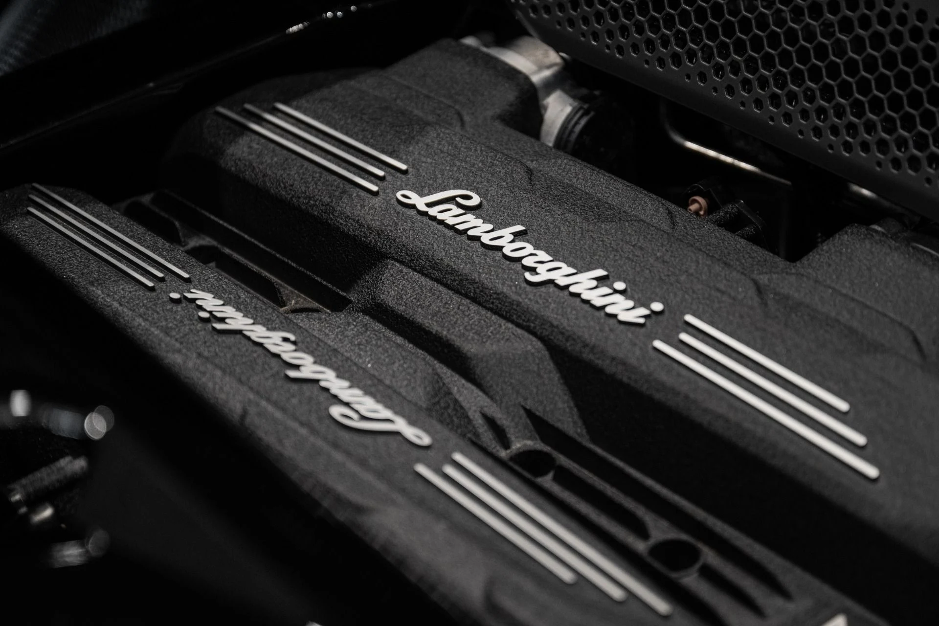 mph011_1132650632_Used_2024_Lamborghini_Revuelto_1761662610_be15558be4