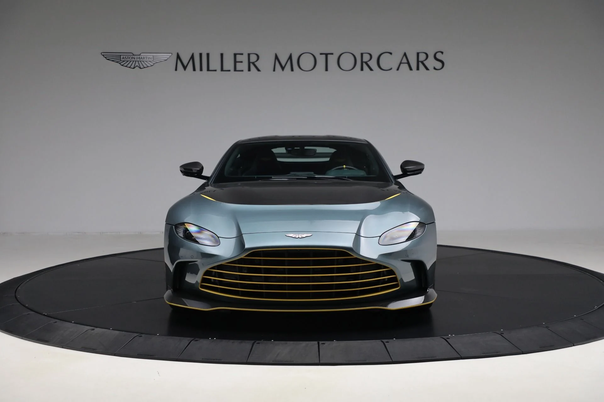 mph011_1133329930_Used_2023_Aston_Martin_Vantage_V12_9bfa78223a
