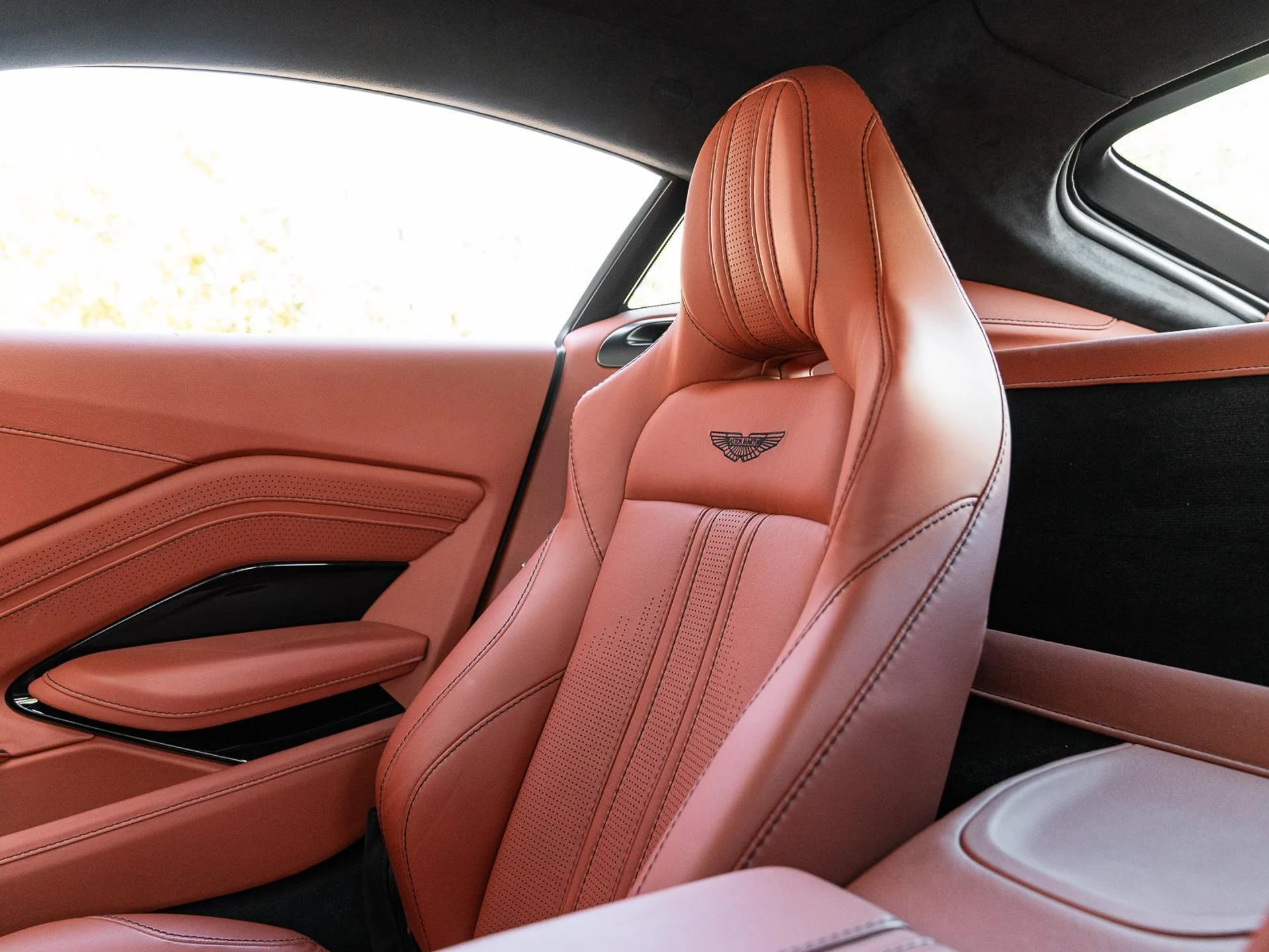 mph011_1137775820_Used_2021_Aston_Martin_Vantage_Coupe_Automatic_1771064398_924659097f