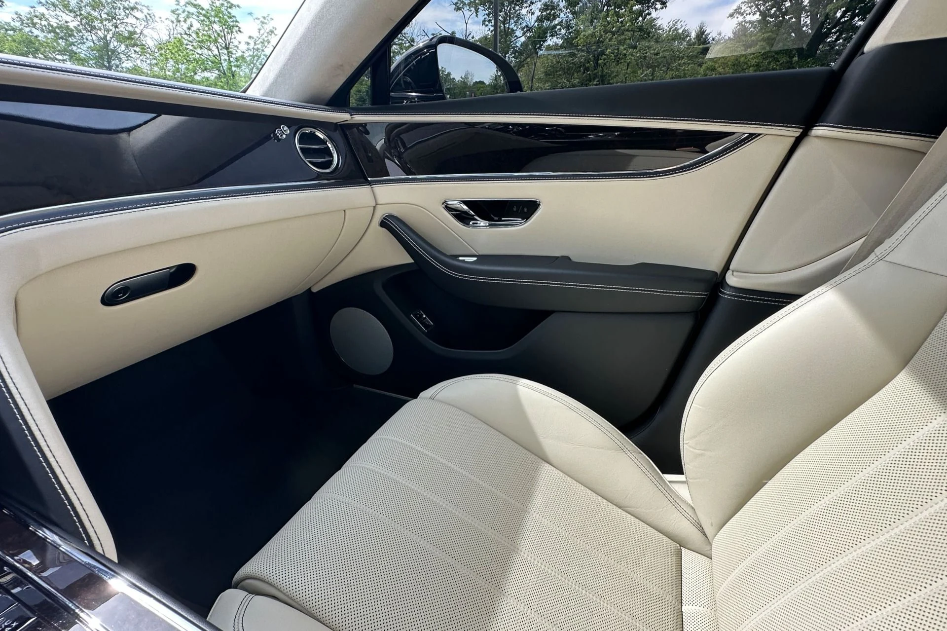 mph011_1144047786_Used_2022_Bentley_Flying_Spur_V8_1779967865_1ec5622ec0