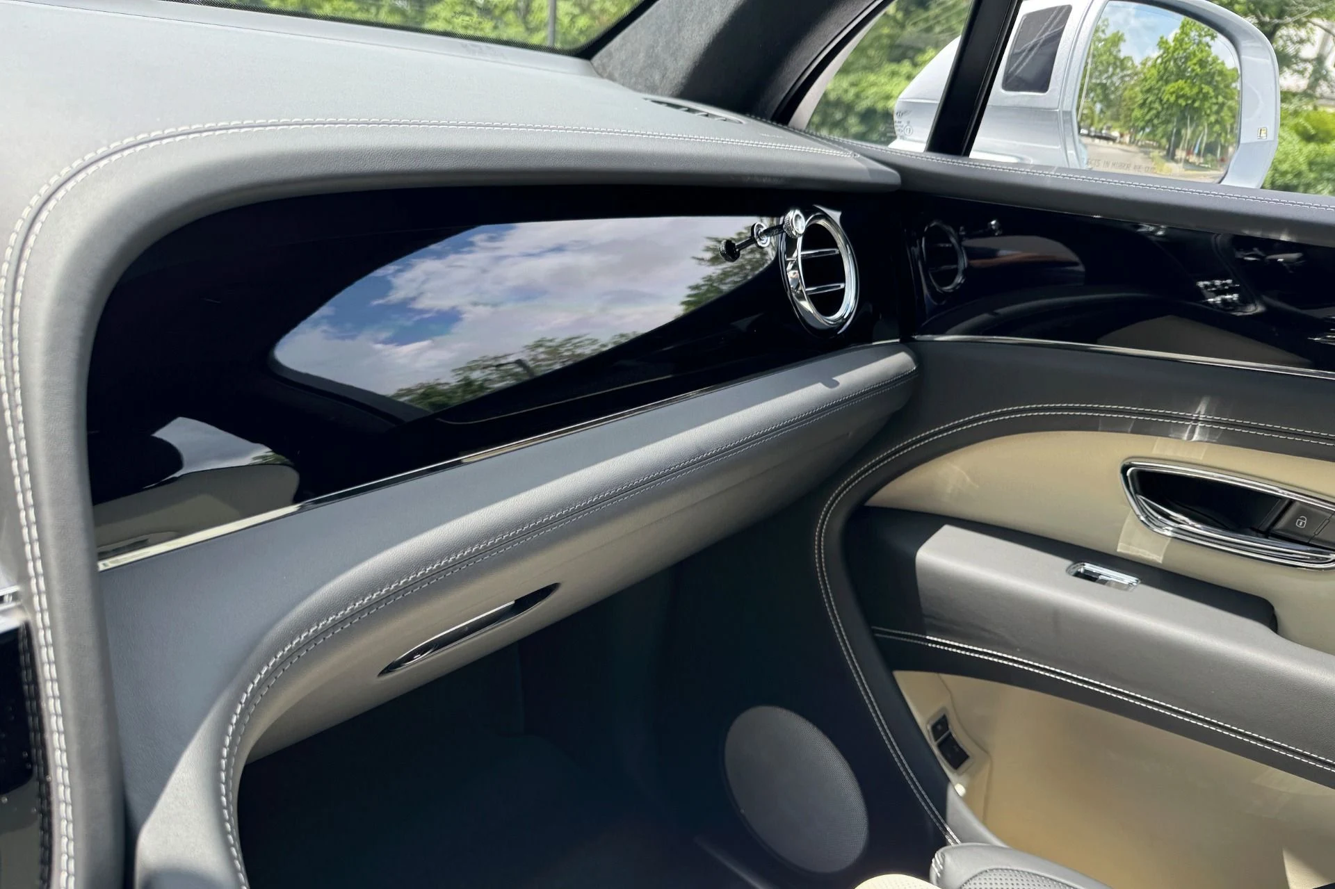 mph011_1149059070_New_2025_Bentley_Bentayga_V8_1757940189_7b72210e54