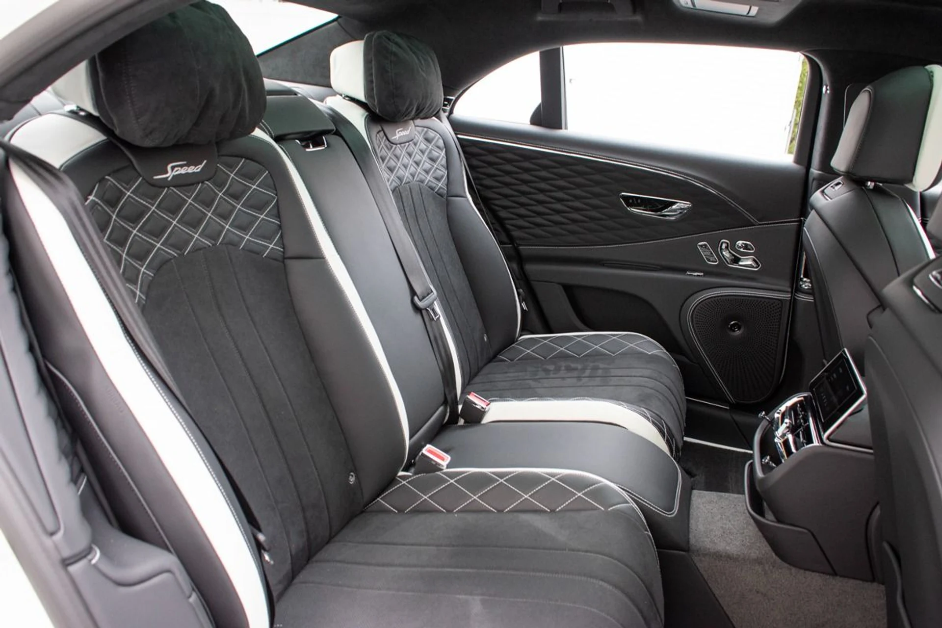 mph011_11687267_Used_2024_Bentley_Flying_Spur_Speed_1712782199_efd751e4ac