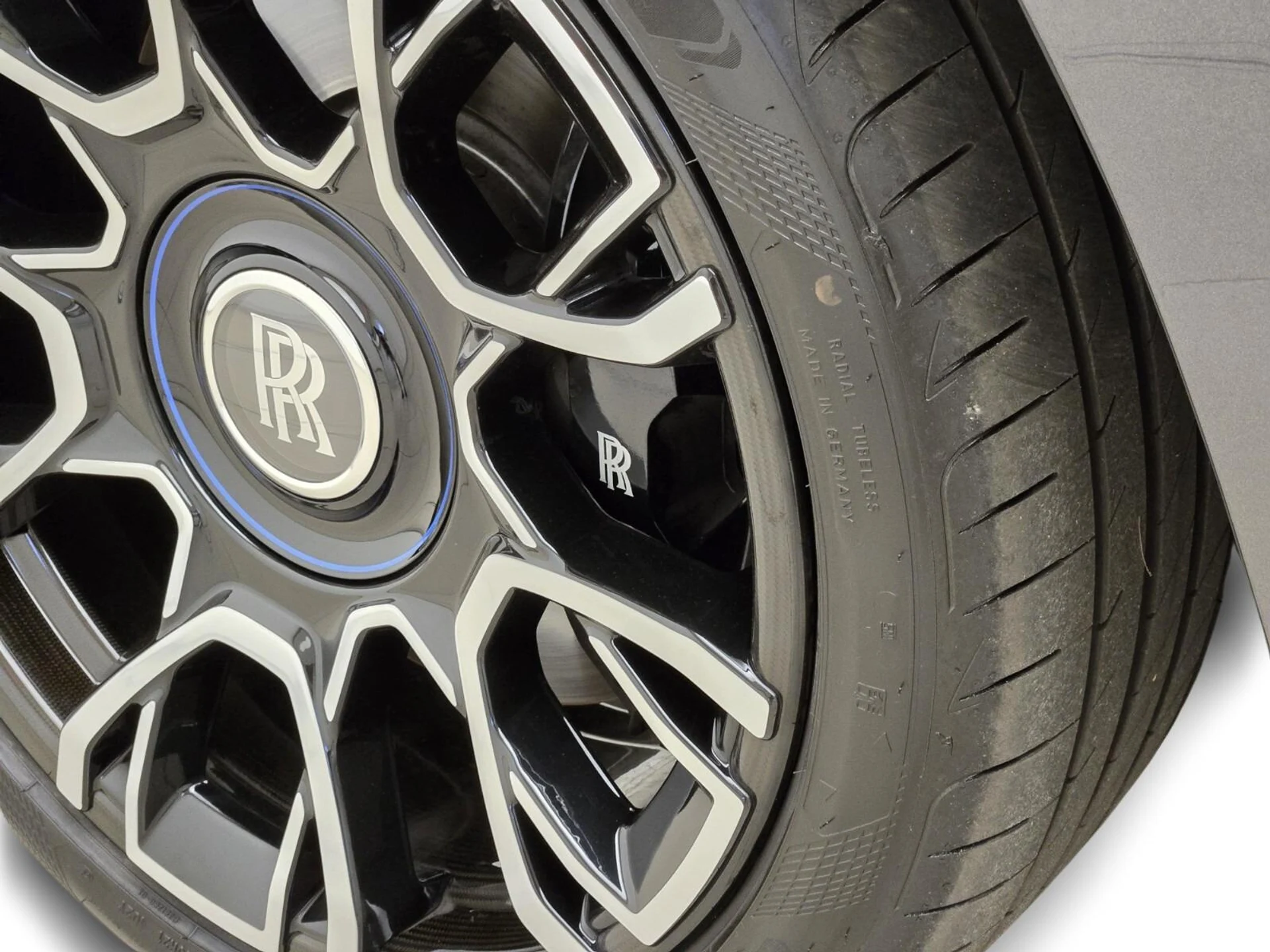 mph011_1201993182_Used_2023_Rolls_Royce_Ghost_1741259138_7b8357d32f