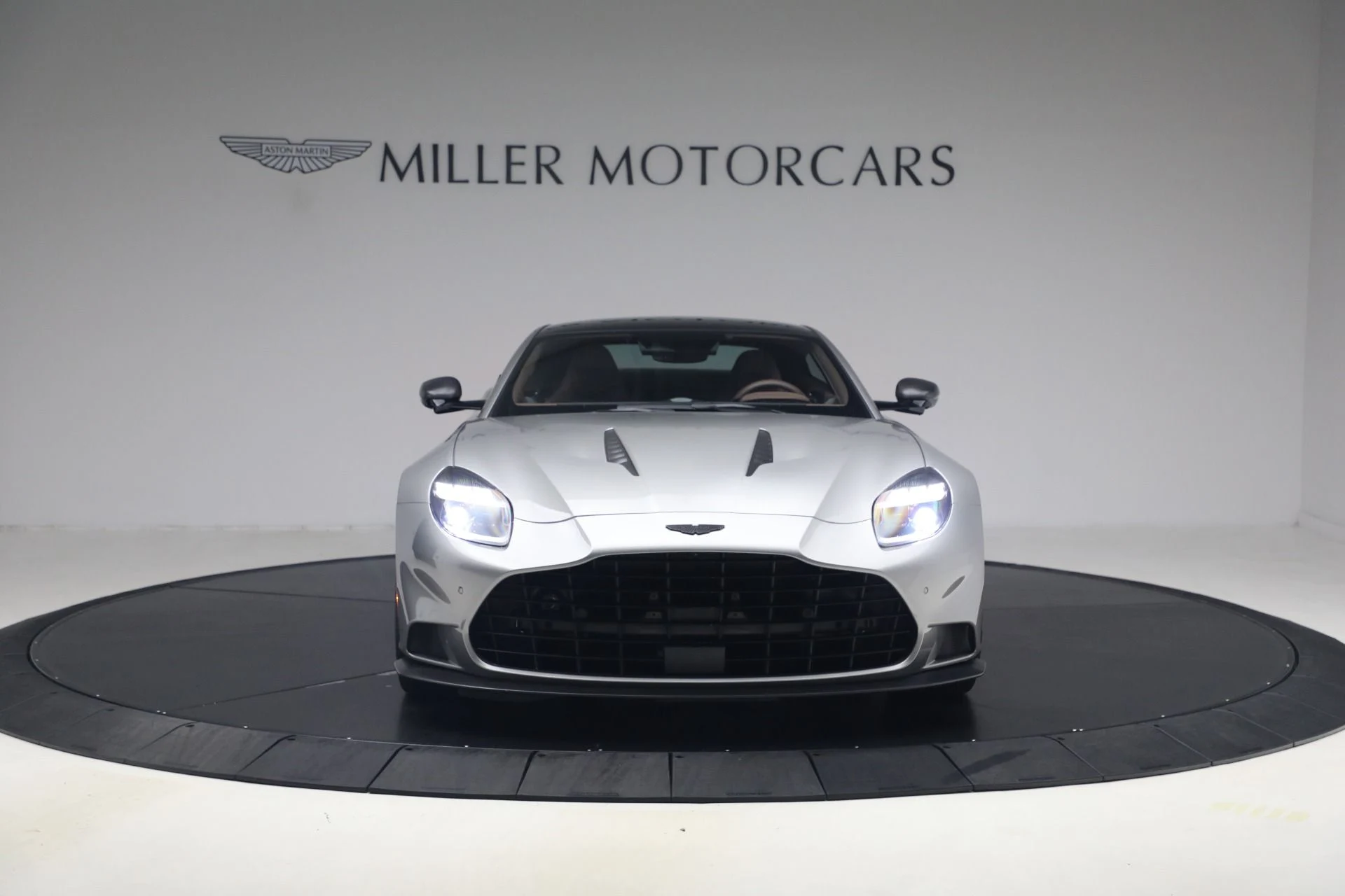 mph011_1224485601_Used_2025_Aston_Martin_Vanquish_1791232652_d7160408e6