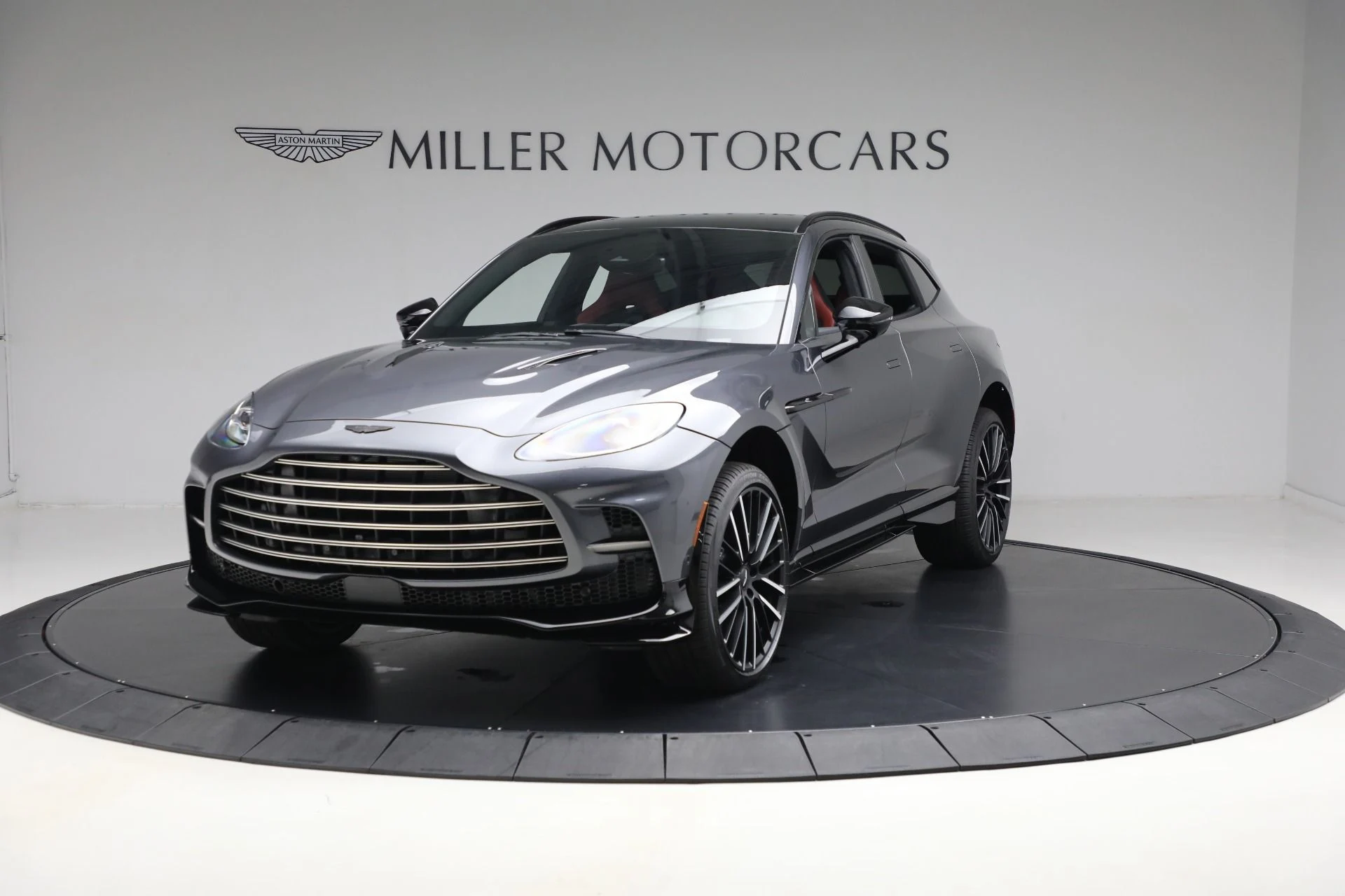 mph011_1260814148_New_2025_Aston_Martin_DBX_707_707_c2f6201d67