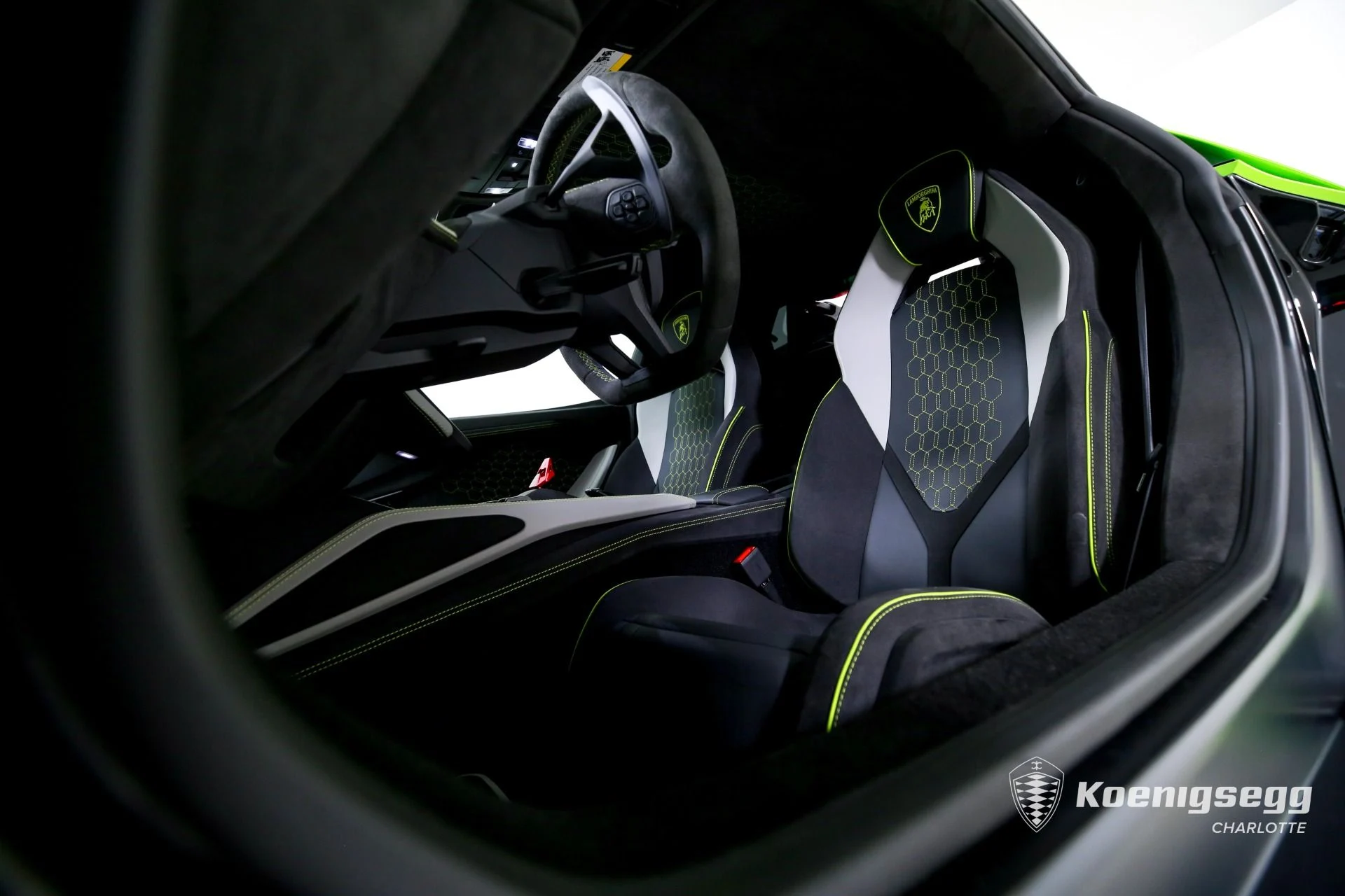 mph011_1287311332_Used_2024_Lamborghini_Revuelto_1774640458_0e1a2f7371