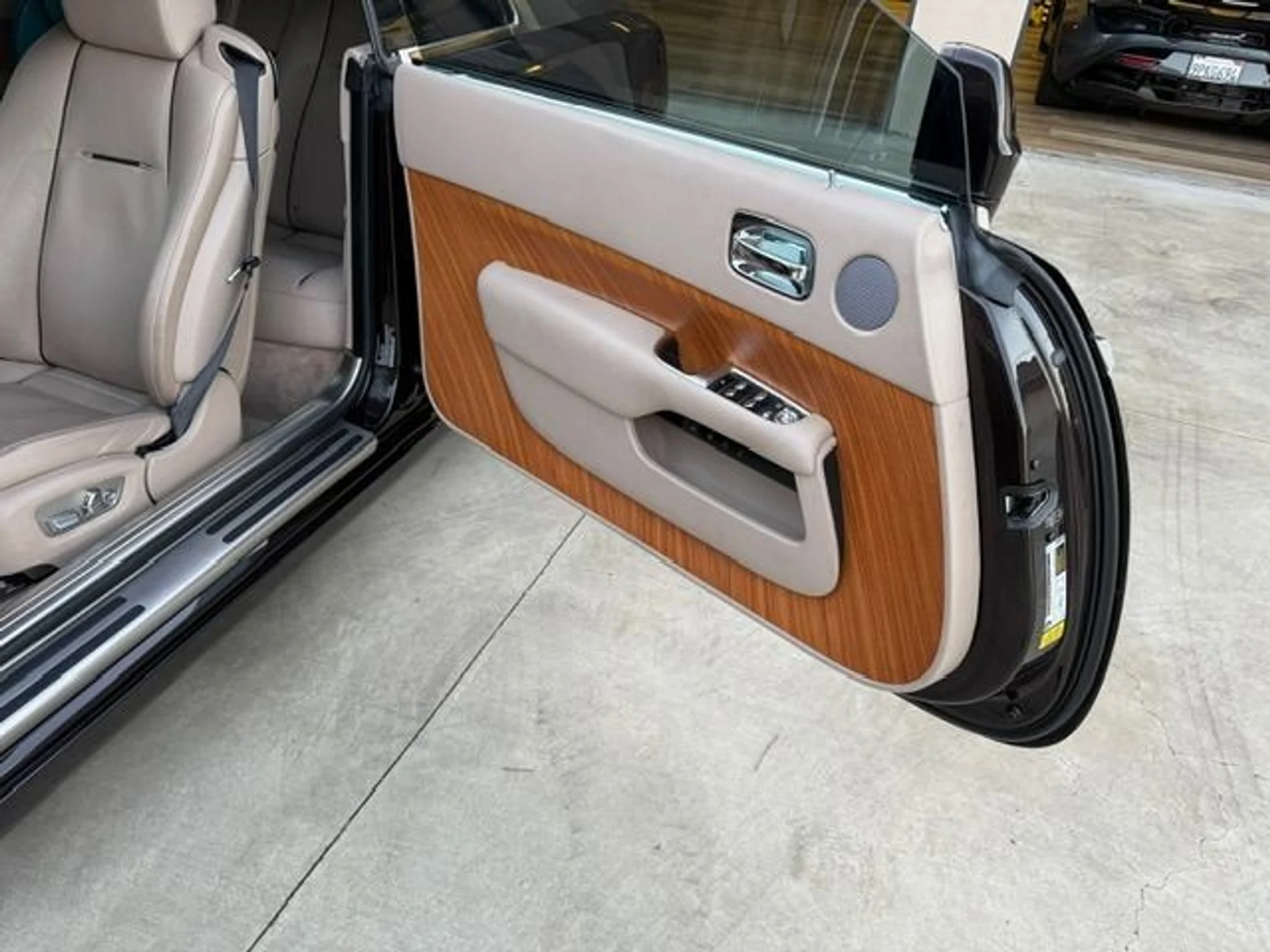 mph011_1317217277_Used_2014_Rolls_Royce_Wraith_1764026680_84289ad802