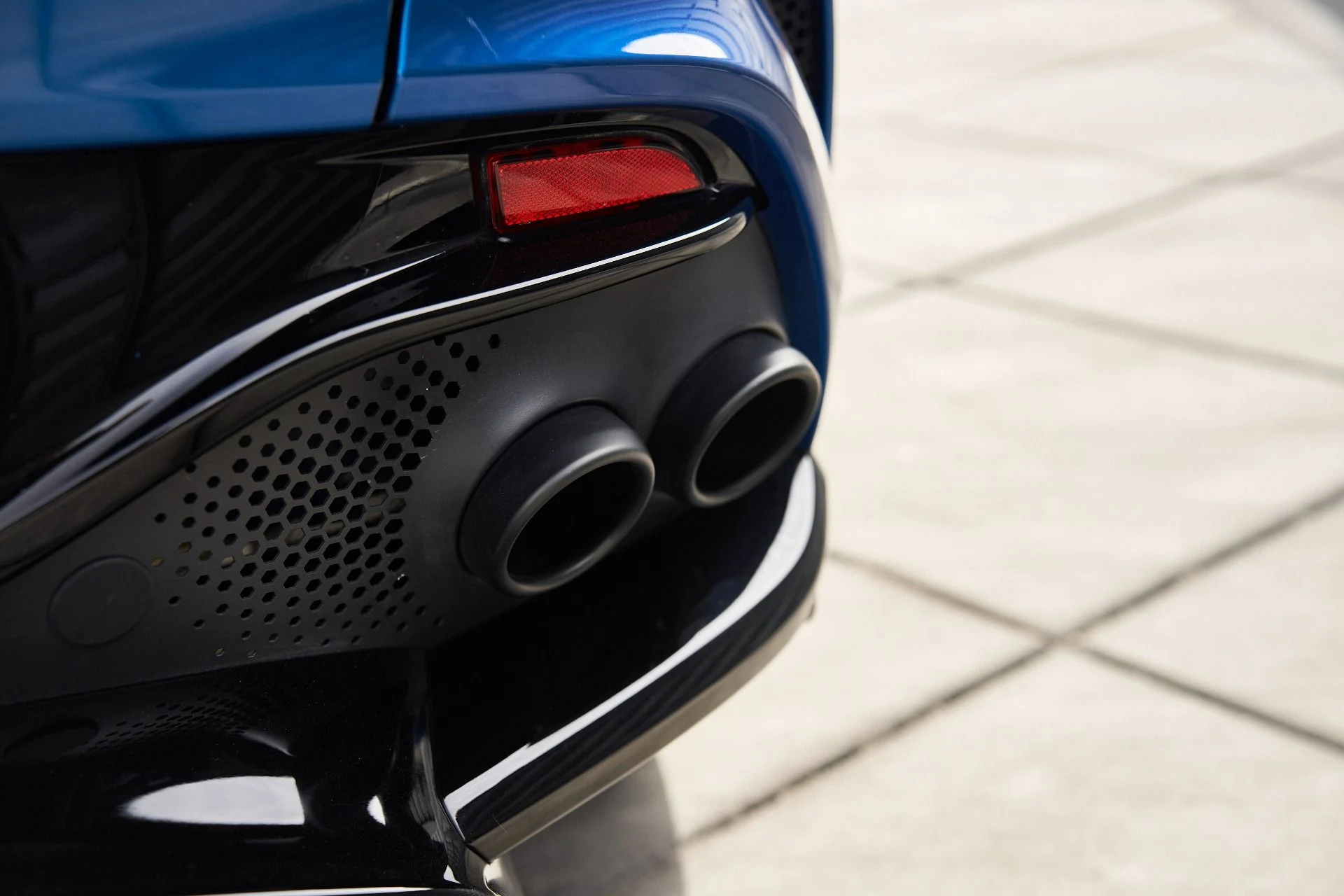 mph011_133129869_Used_2023_Aston_Martin_DBX_707_1762900310_3a279e53d3