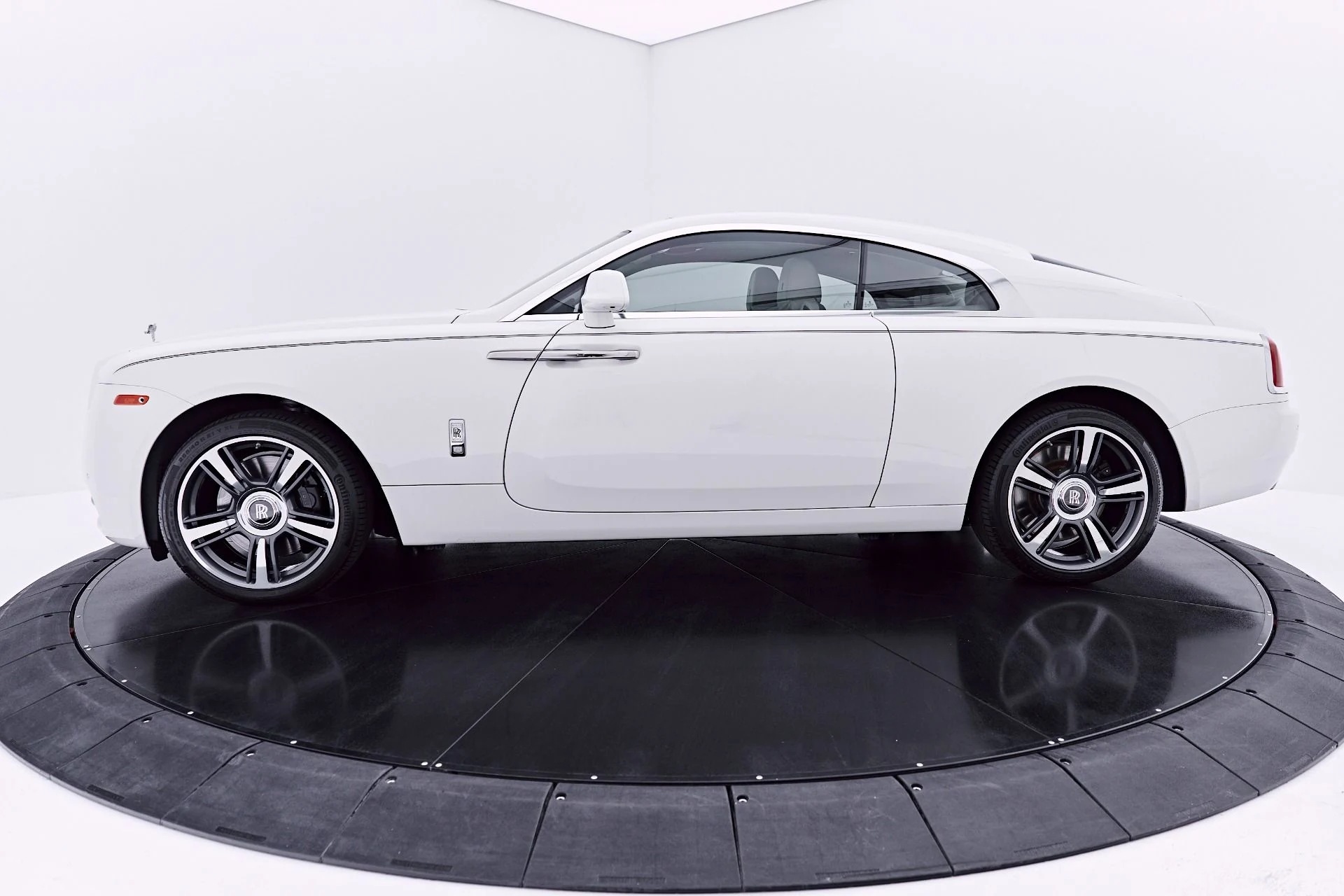 mph011_1337839465_Used_2014_Rolls_Royce_Wraith_Base_1782842380_5a1d2a86f7