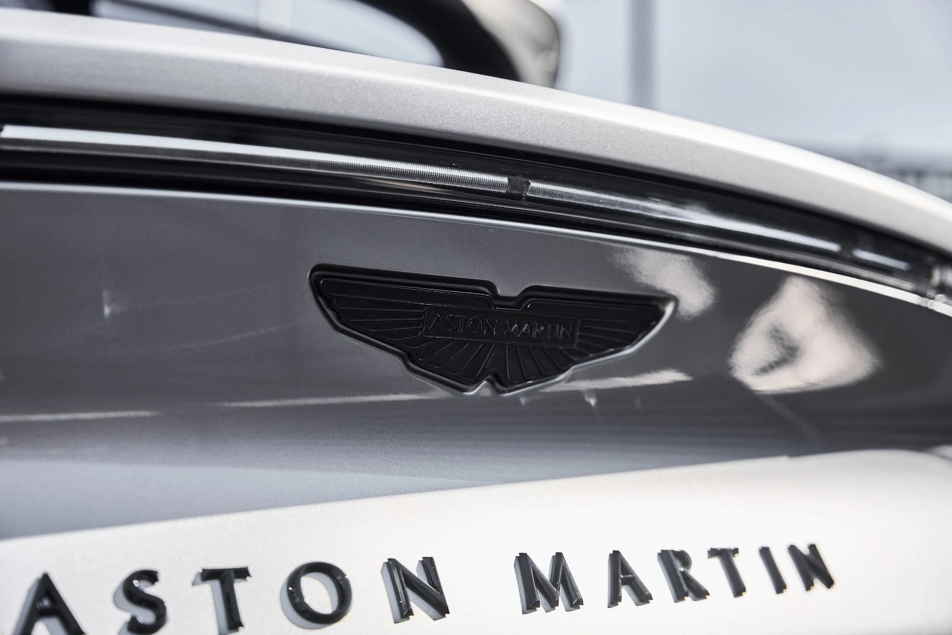 mph011_1352618672_Used_2025_Aston_Martin_DBX_707_1778288581_2f168a435e