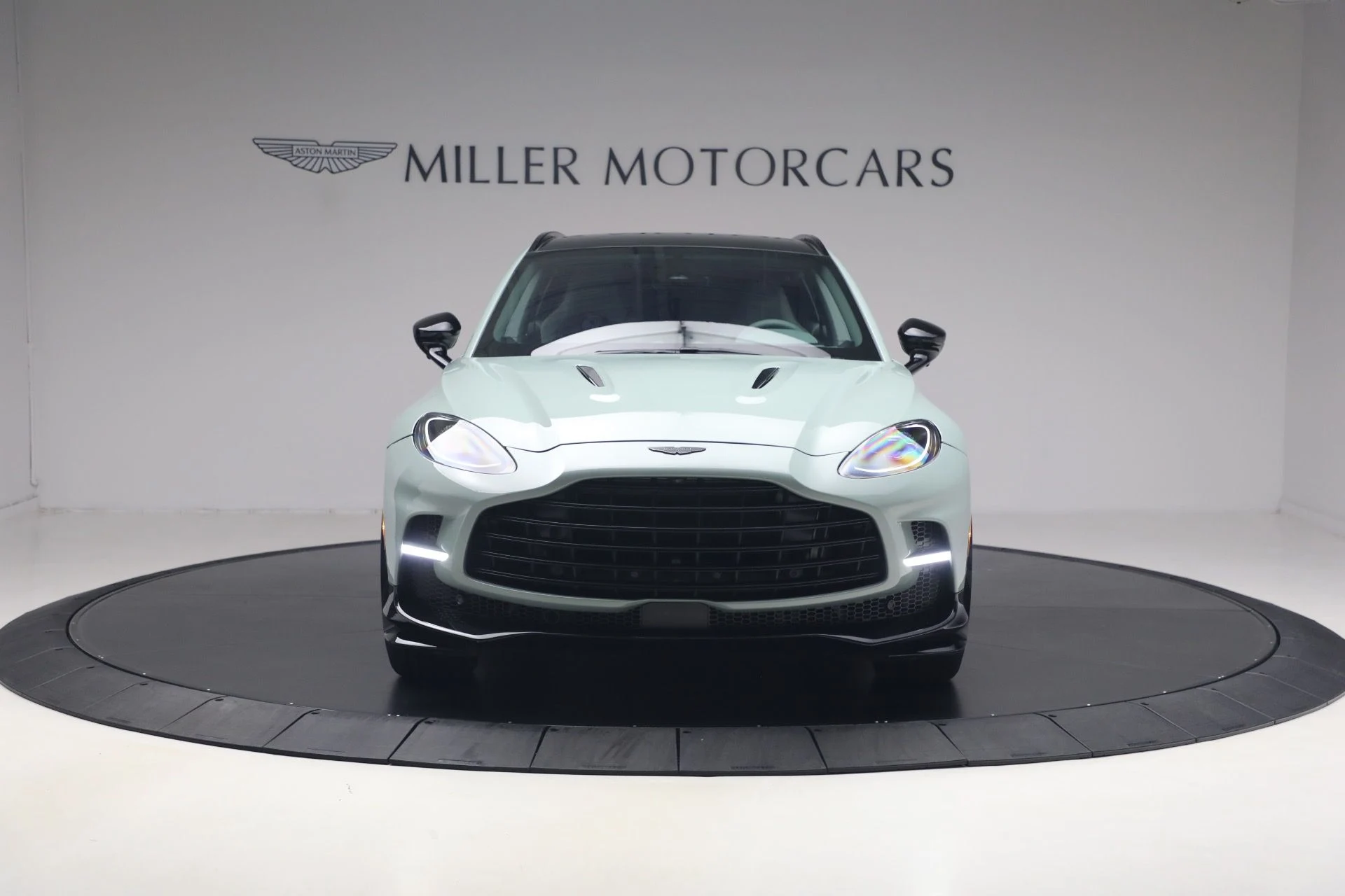 mph011_1368546215_Used_2025_Aston_Martin_DBX_707_1782571065_638135aa6c