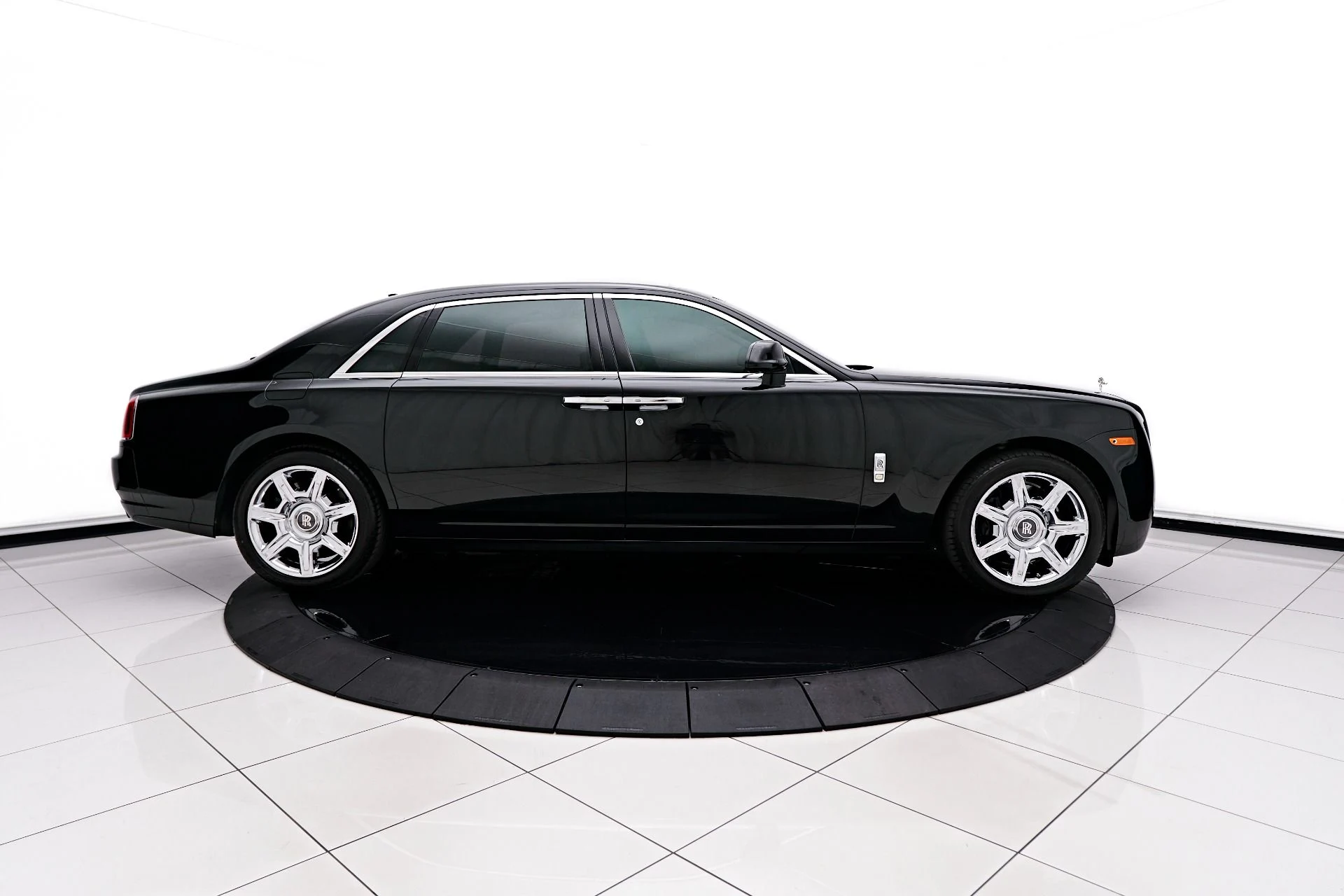 mph011_1380321254_Used_2012_Rolls_Royce_Ghost_Base_1690494640_cd2e6960c8