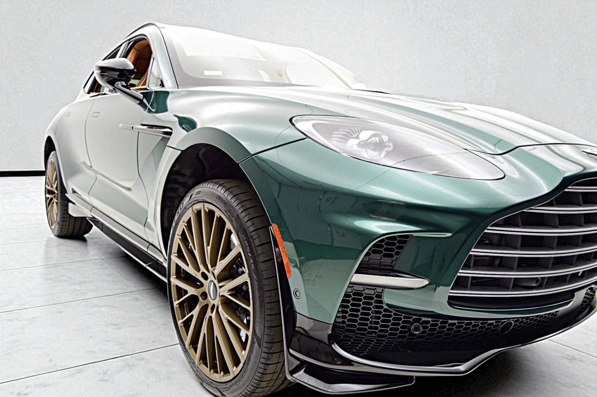 mph011_1415356490_New_2025_Aston_Martin_DBX_707_c720edbedd