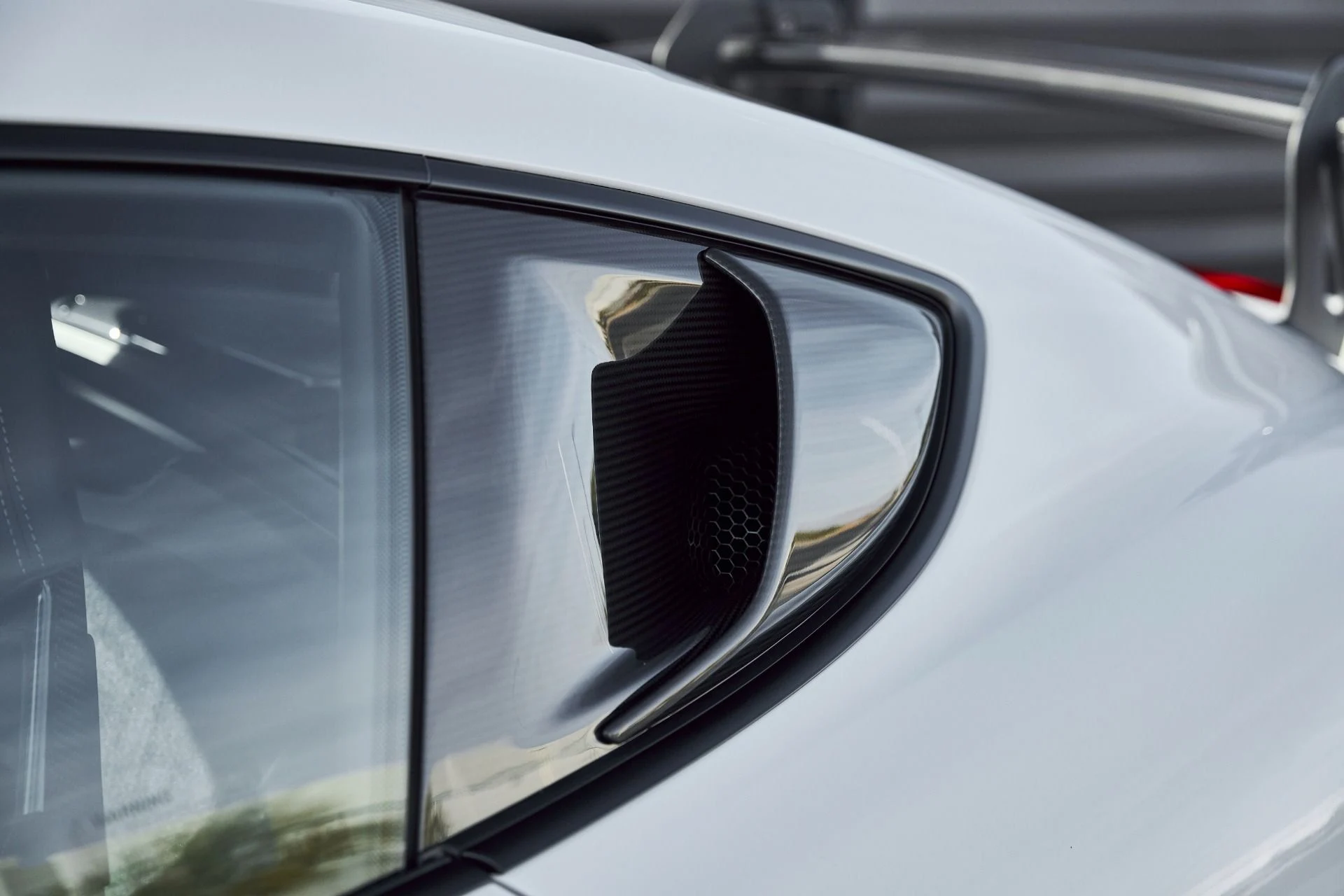 mph011_1442670300_Used_2024_Porsche_718_Cayman_GT_4_RS_1766514140_611c061775