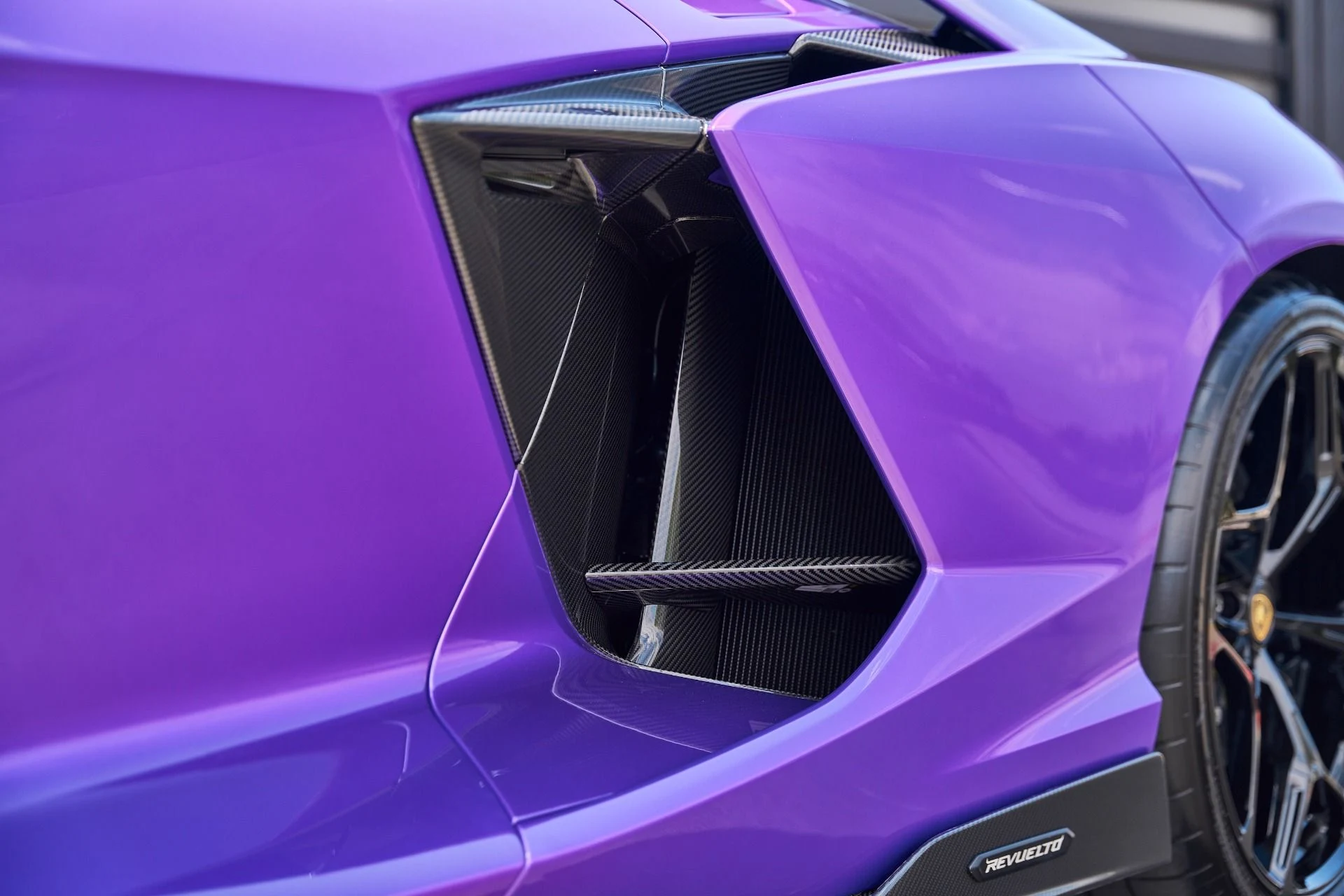 mph011_144886279_Used_2025_Lamborghini_Revuelto_Base_1784242598_966cfe83b9