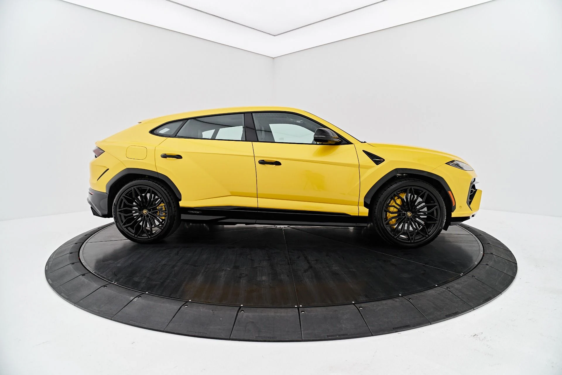 mph011_1464882599_Used_2025_Lamborghini_Urus_SE_1788049845_c2531b43b5