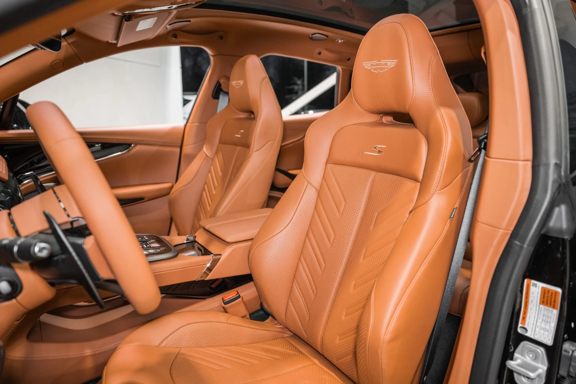 mph011_1468553775_New_2026_Aston_Martin_DBX_S_1775443121_8f6b05367d