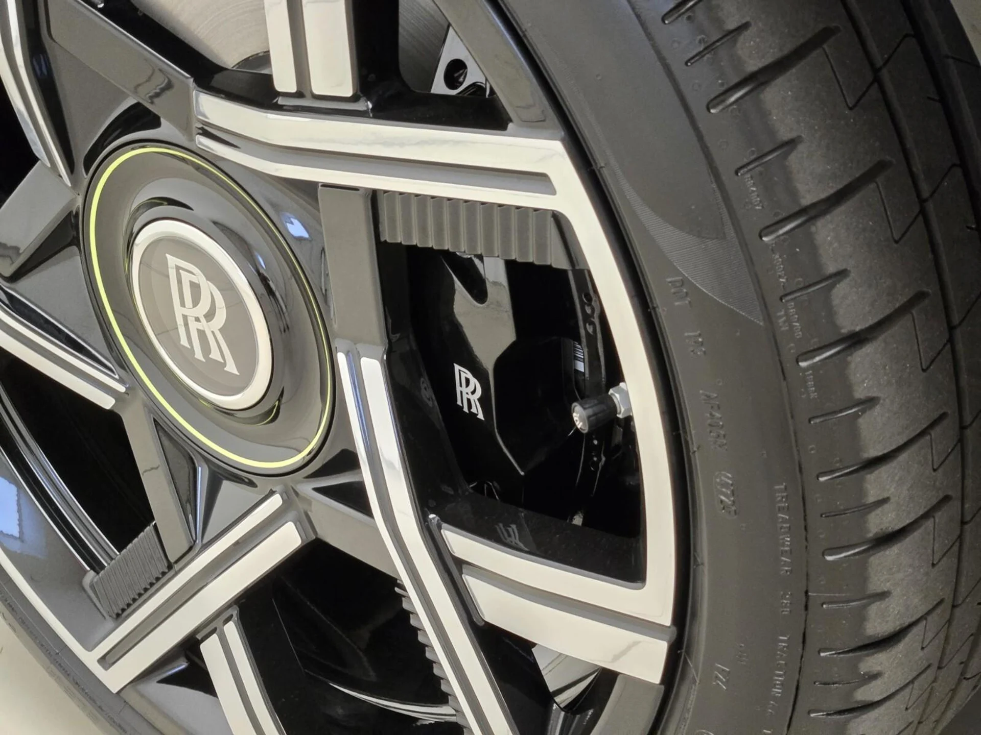 mph011_1476034806_New_2026_Rolls_Royce_Cullinan_Black_Badge_1776921908_30b8b4319f